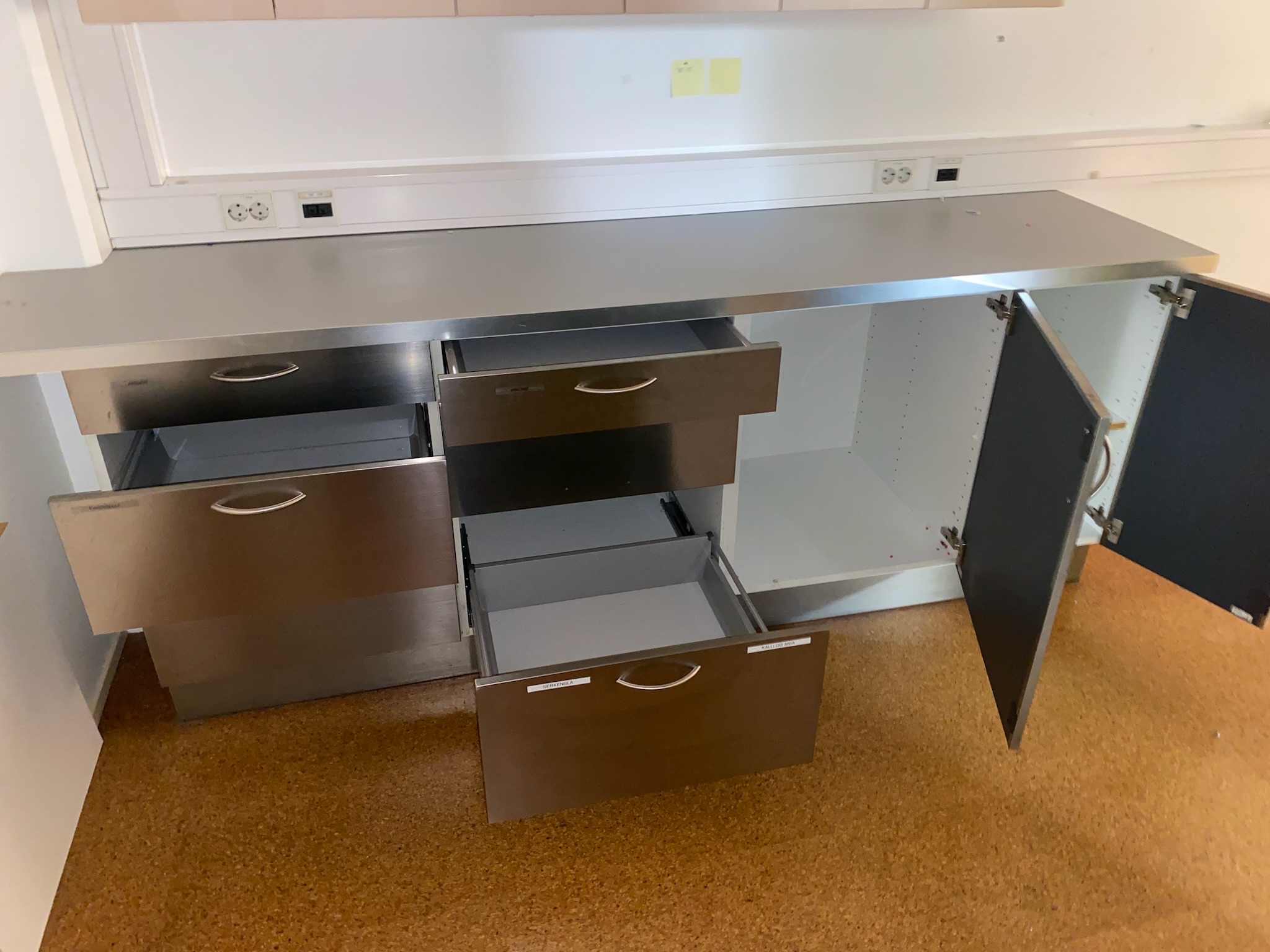 SELT / SOLD Skápainnrétting, B223 x D62 sm. 7