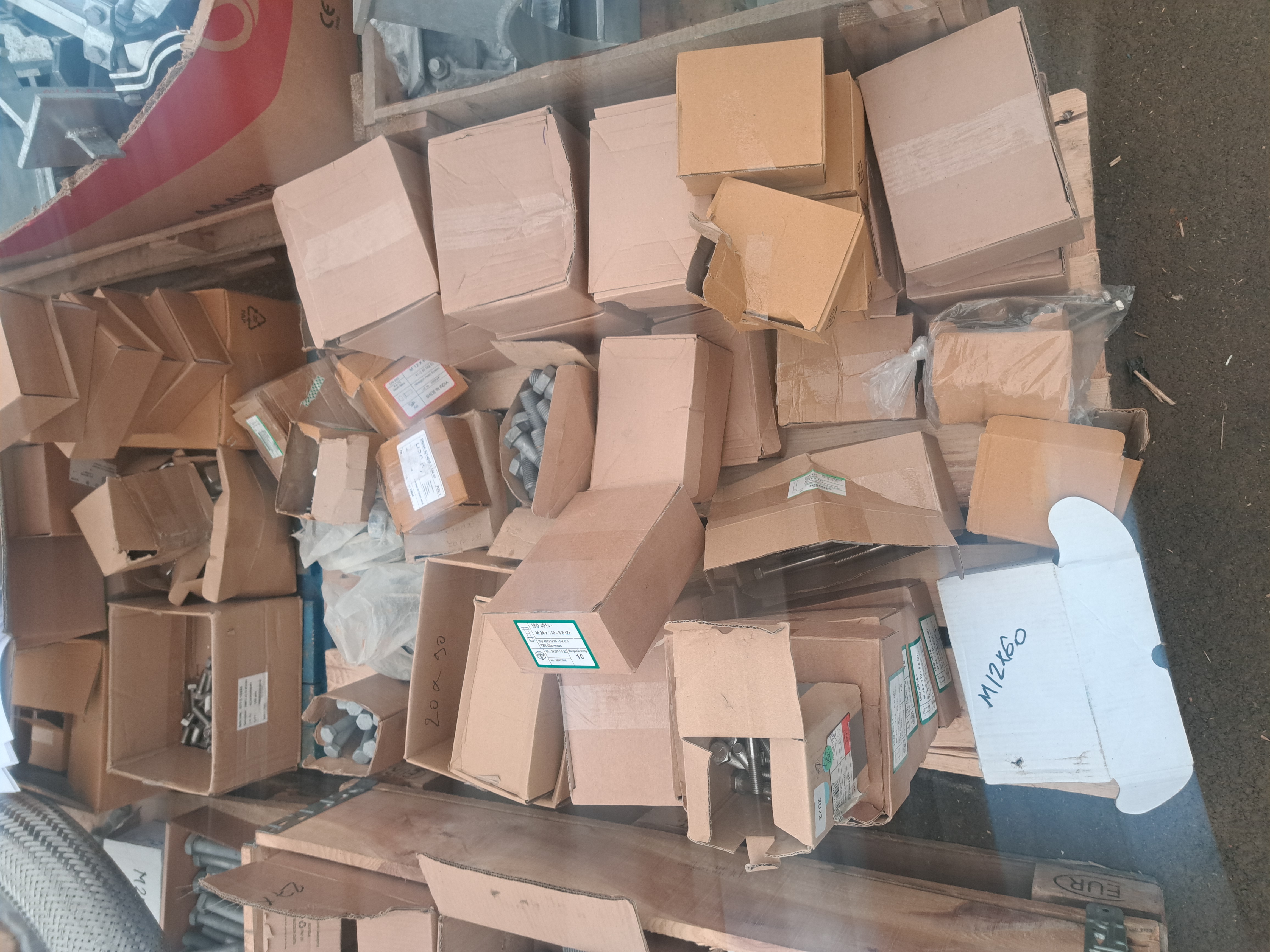SELT / SOLD Festingar, boltar, rær, skinnur, flansar, baulur, 8
