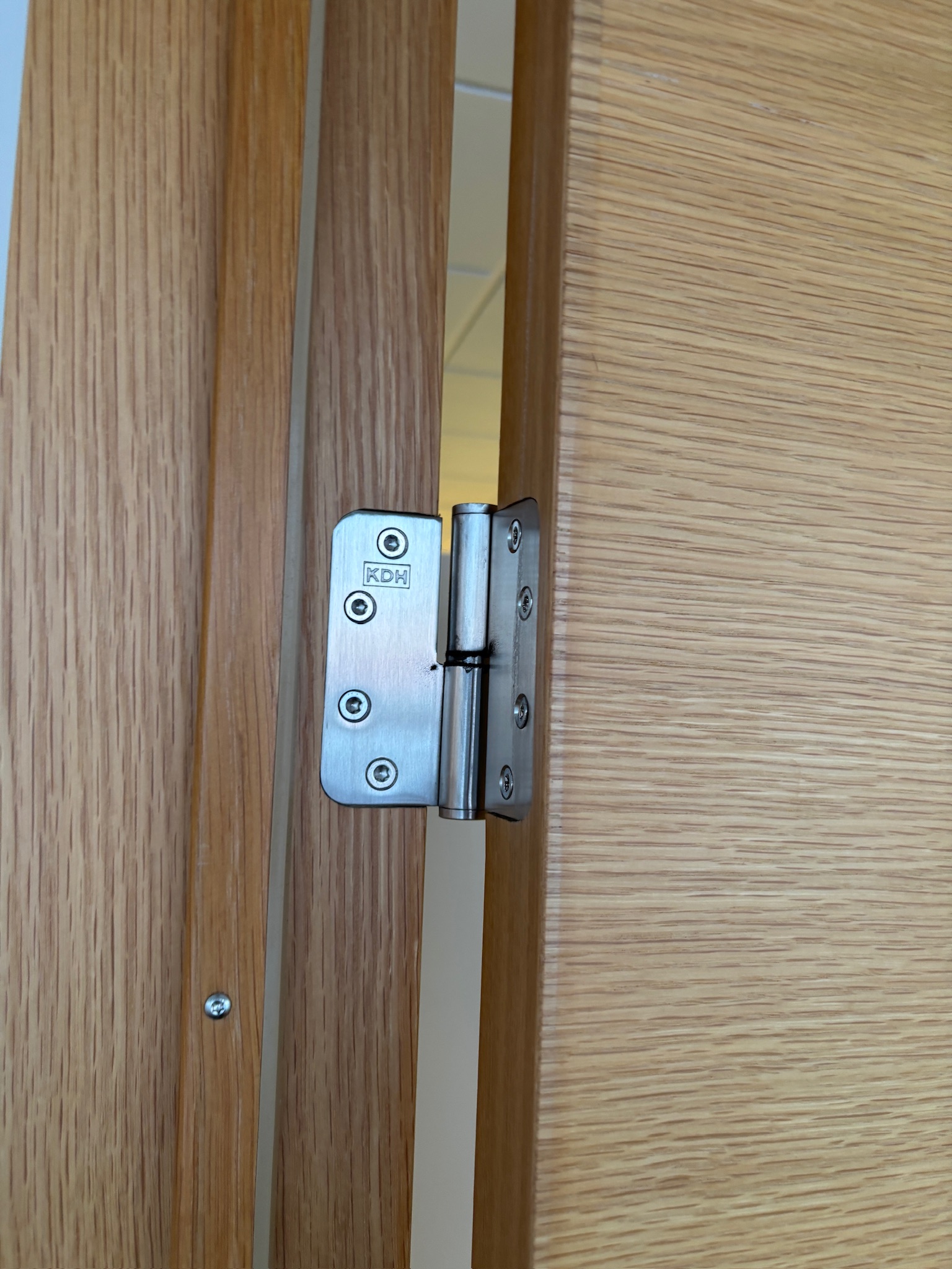 SELT / SOLD Yfirfelld, hljóðeinangrandi viðarhurð með pumpu, H215xB98 sm. 6