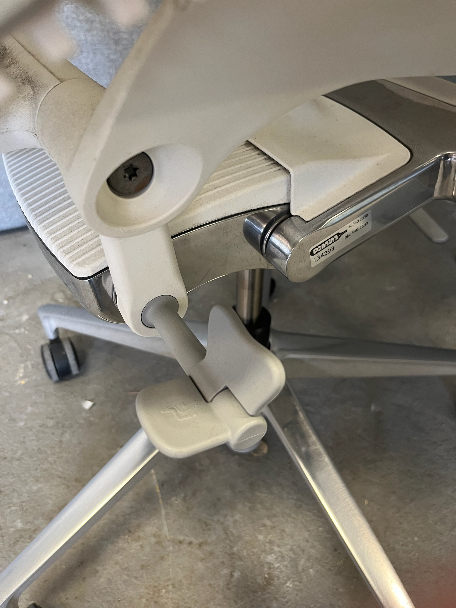 SELT / SOLD Herman Miller Mirra 2 skrifborðsstóll frá Pennanum 7