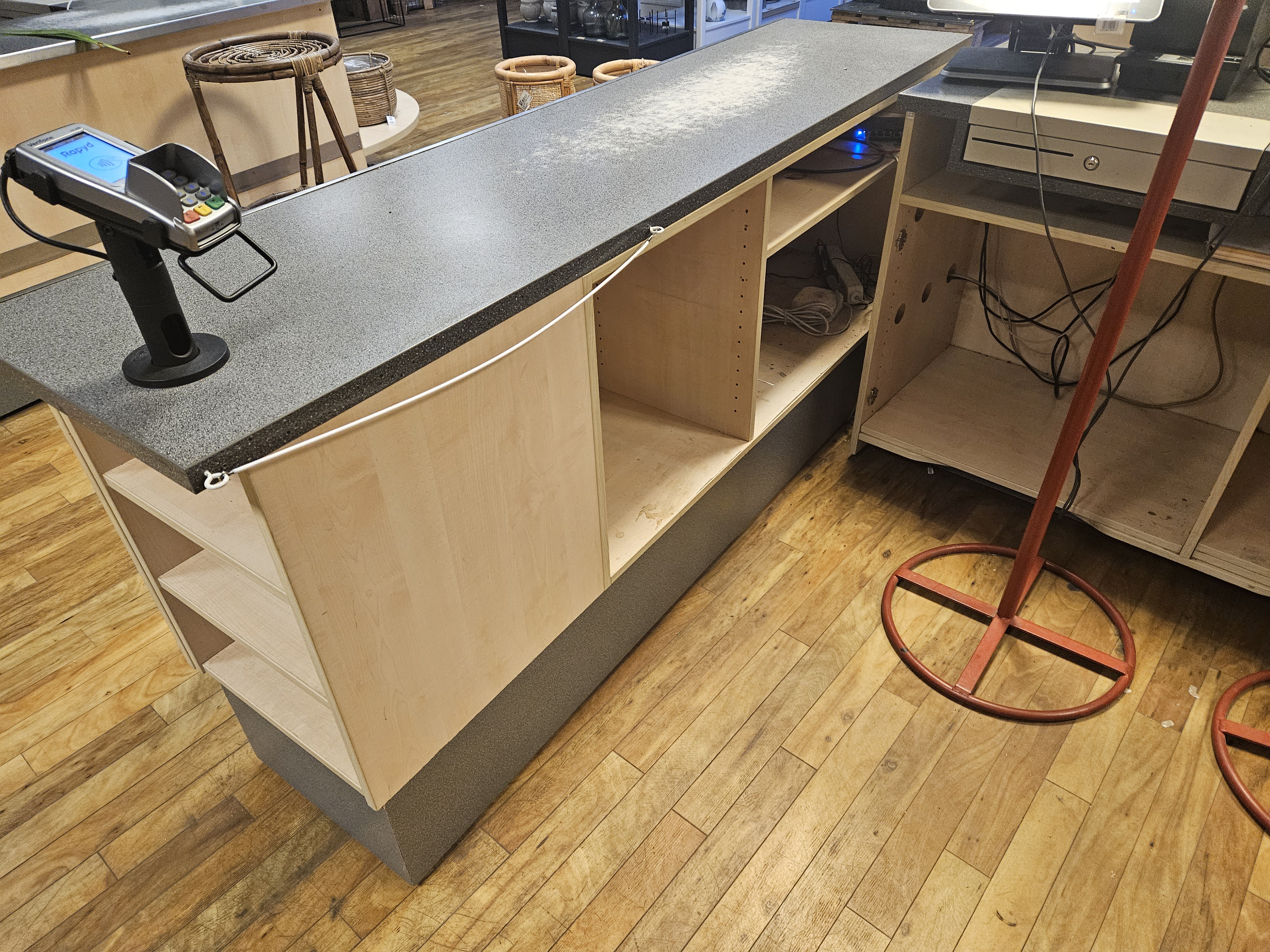 SELT / SOLD - Verslunarborð - búðarborð fyrir sjóðvél 6