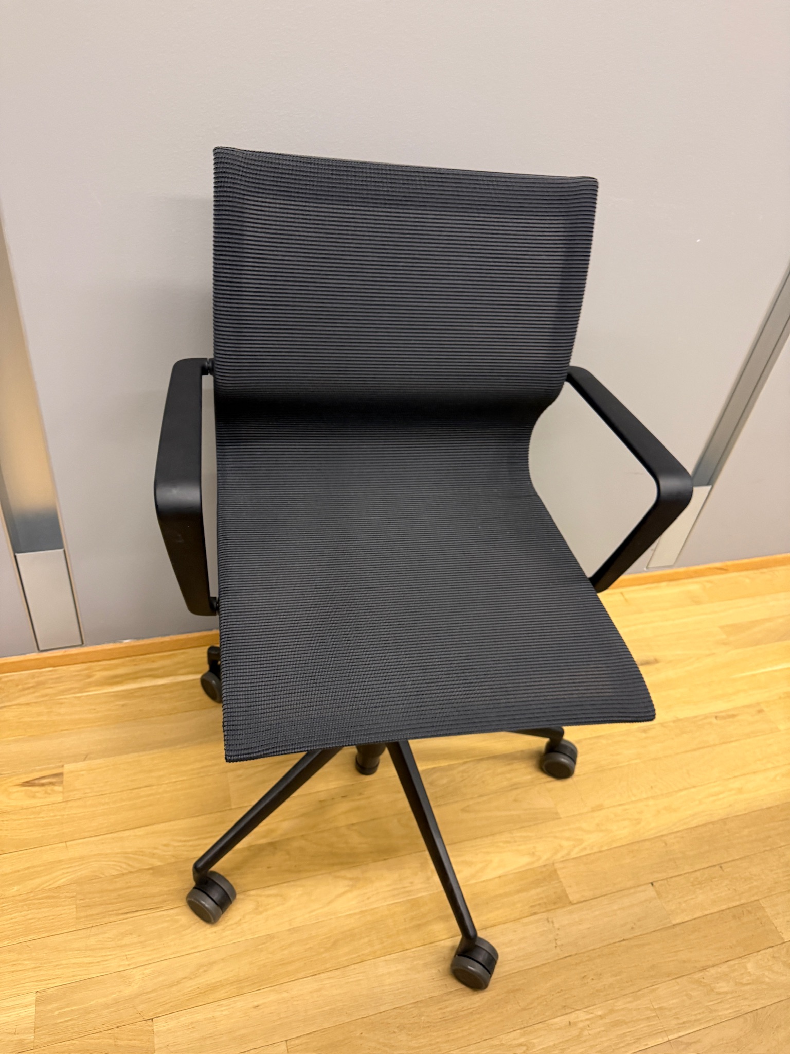 SELT / SOLD Vitra stóll frá Pennanum 3