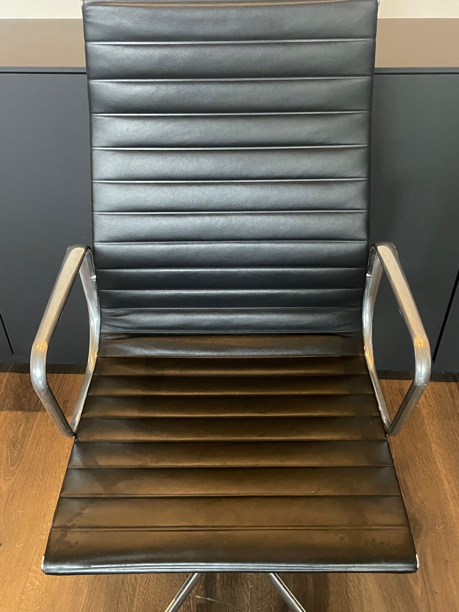 SELT / SOLD Vitra fundarstóll/skrifborðsstóll með 4-arma hjólakrossi 5