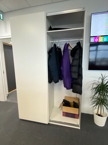 SELT / SOLD - IKEA fataskápur með rennihurðum (2 stk.)