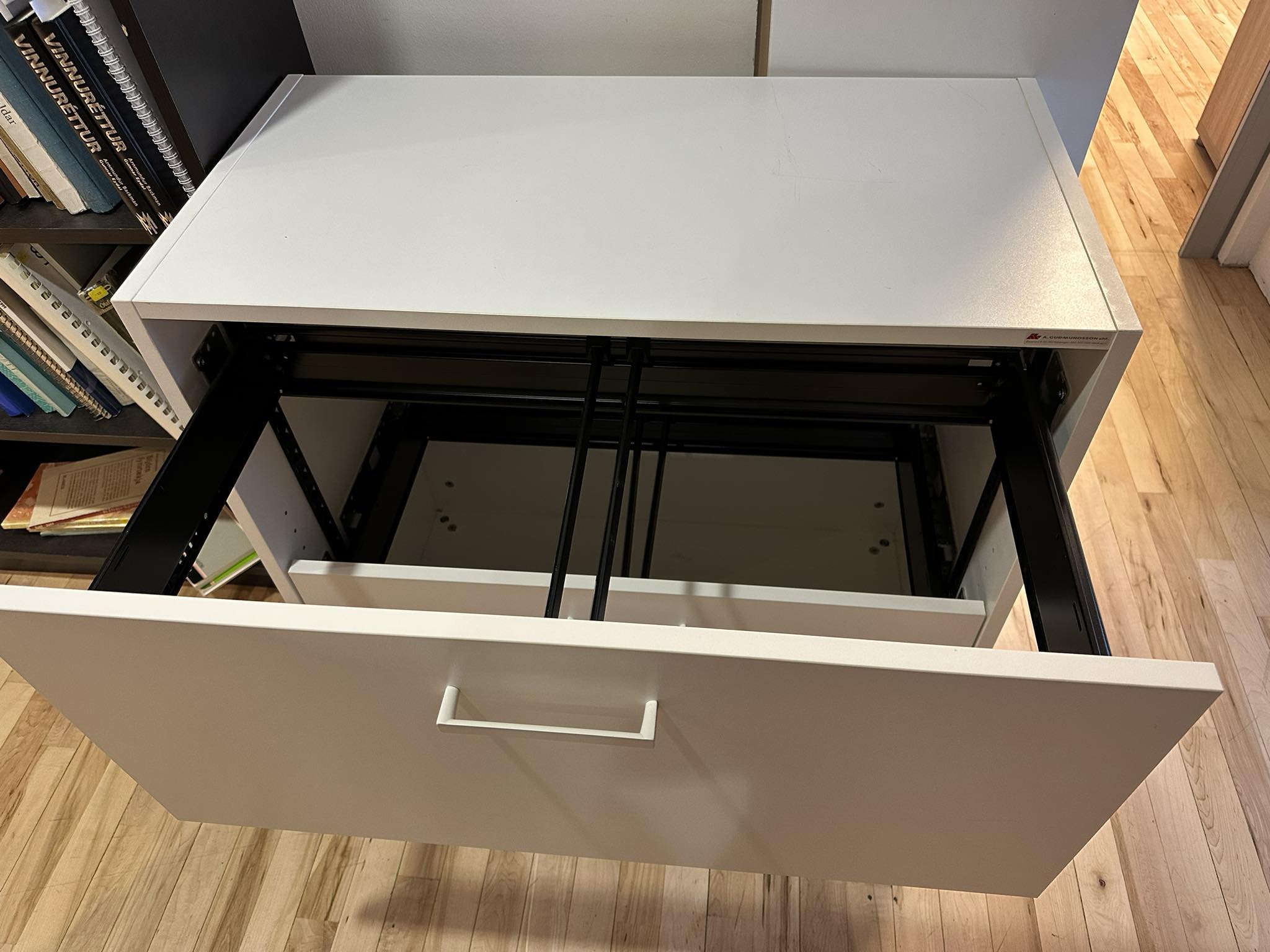 SELT / SOLD Skenkur með skjalaskúffu frá Á. Guðmundsson 2