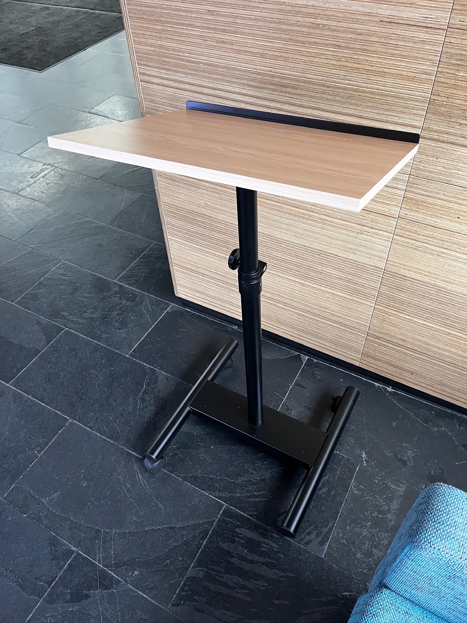 SELT / SOLD Ræðupúlt á hjólum 3