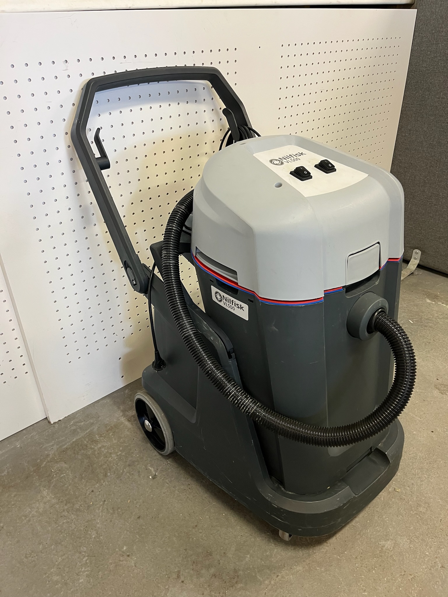 SELT / SOLD Nilfisk Wet & Dry iðnaðarryksuga VL500
