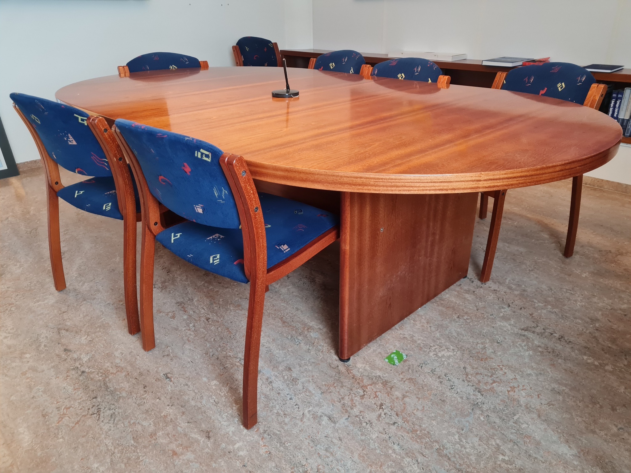 SELT / SOLD Vandað fundarborð 6-8 manna 230 x 140 sm. 2