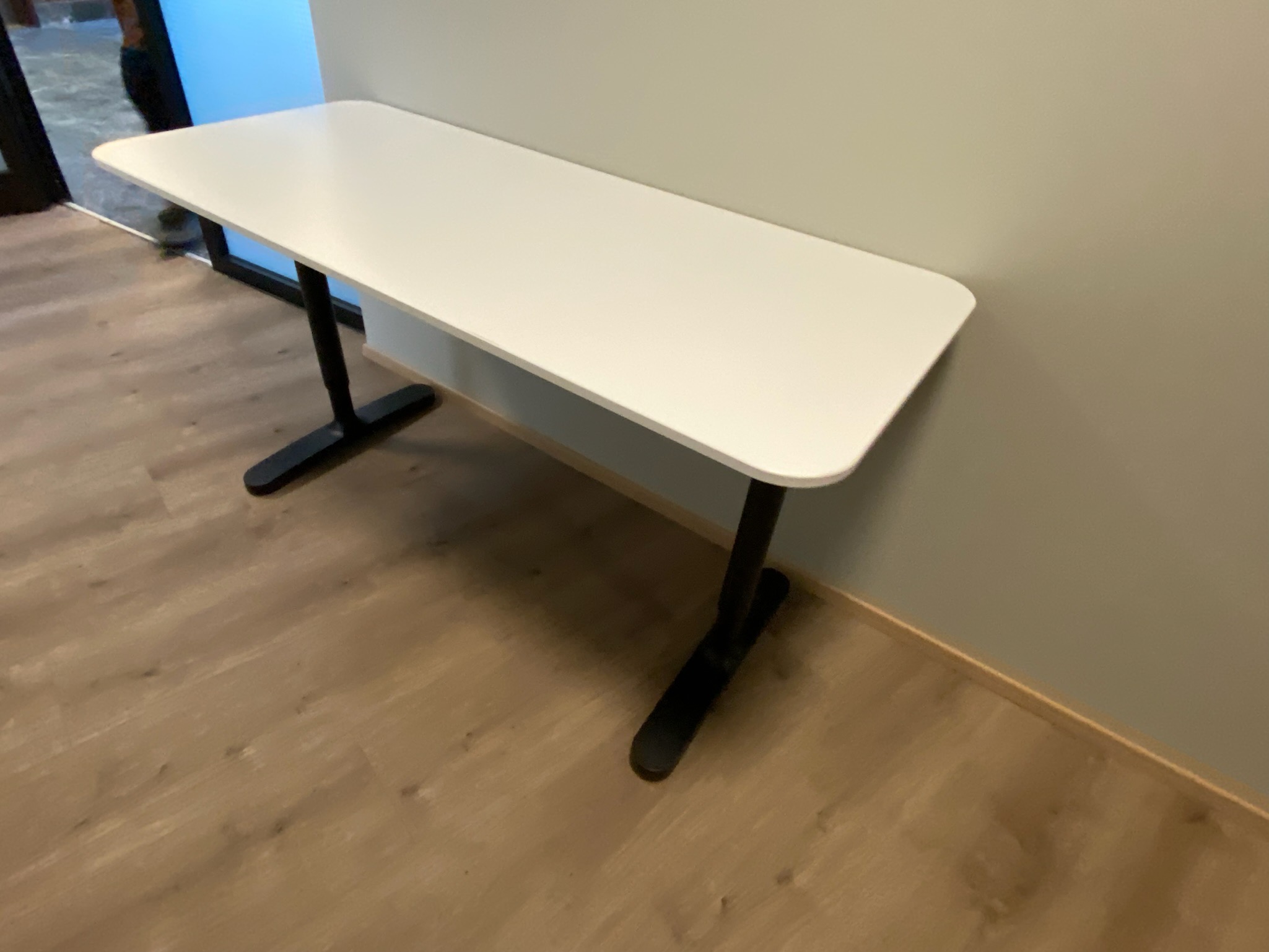 SELT / SOLD Skrifborð IKEA 140sm. x 60sm. 3