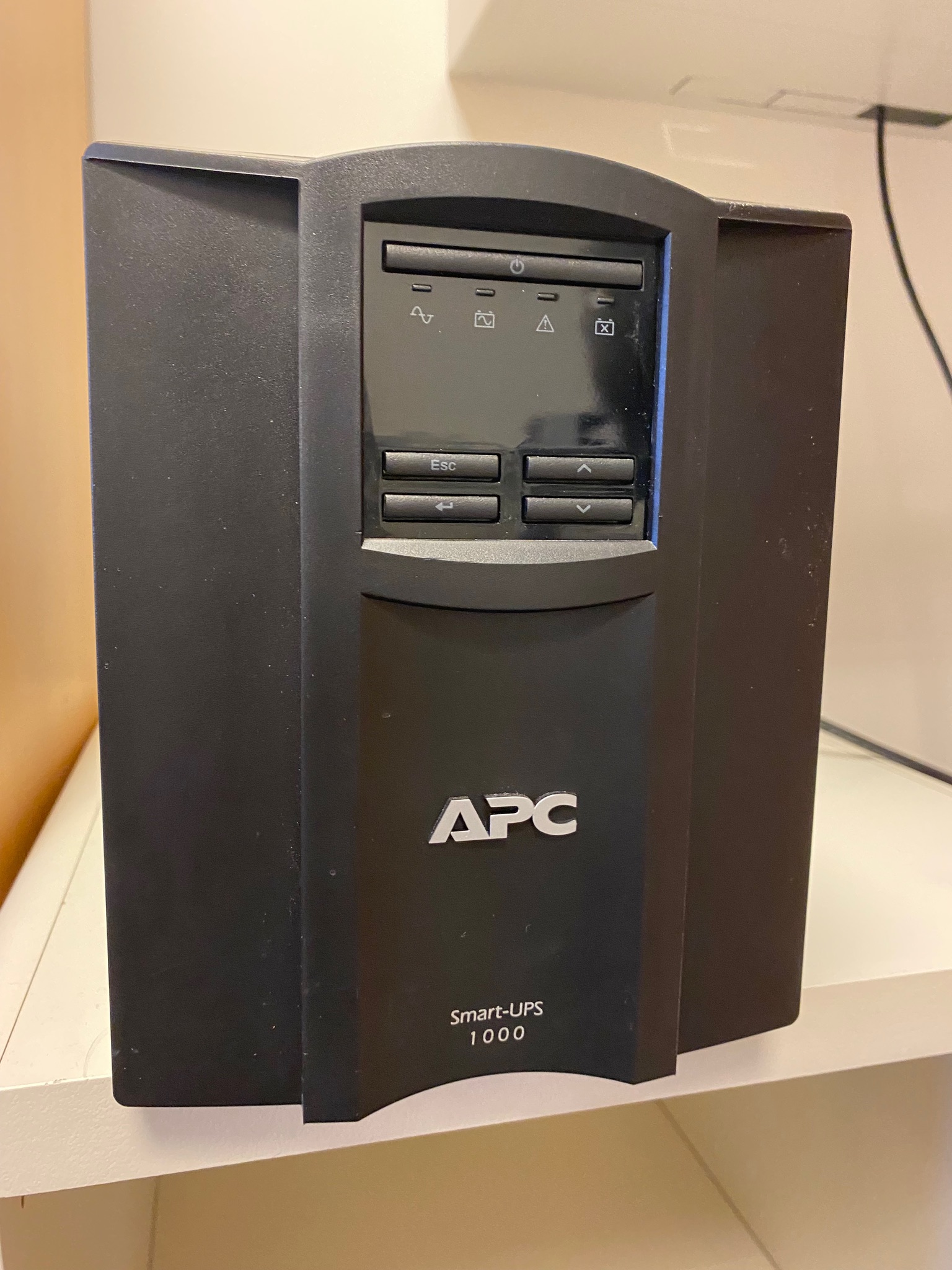 SELT / SOLD Tölvuskápur - serverskápur ásamt APC Smart-UPS 4