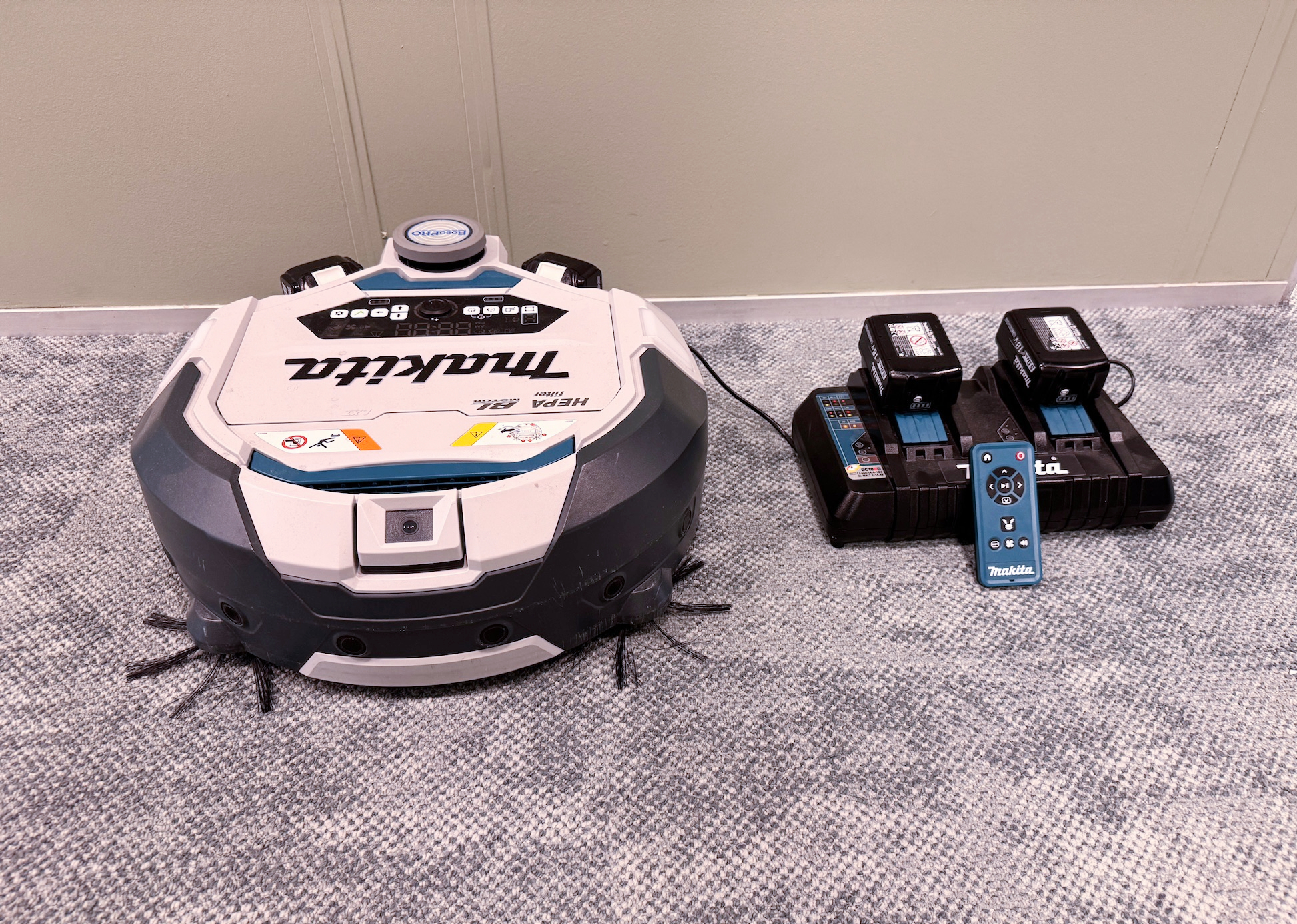 SELT / SOLD Makita ryksuguróbot með hleðslutæki og fjarstýringu 2