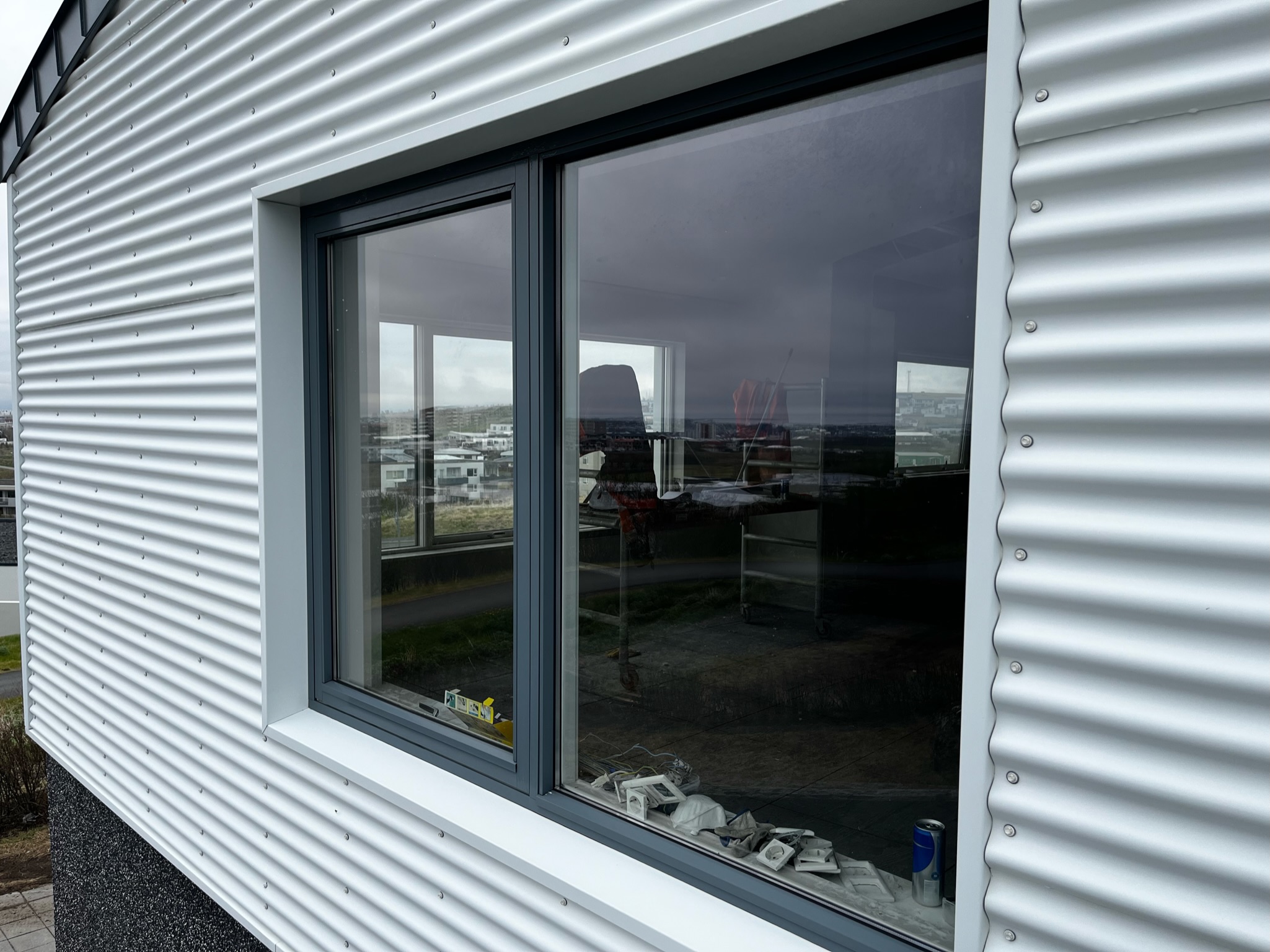 SELT / SOLD - Vandaðir gluggar - opnanlegt fag - 220 sm.