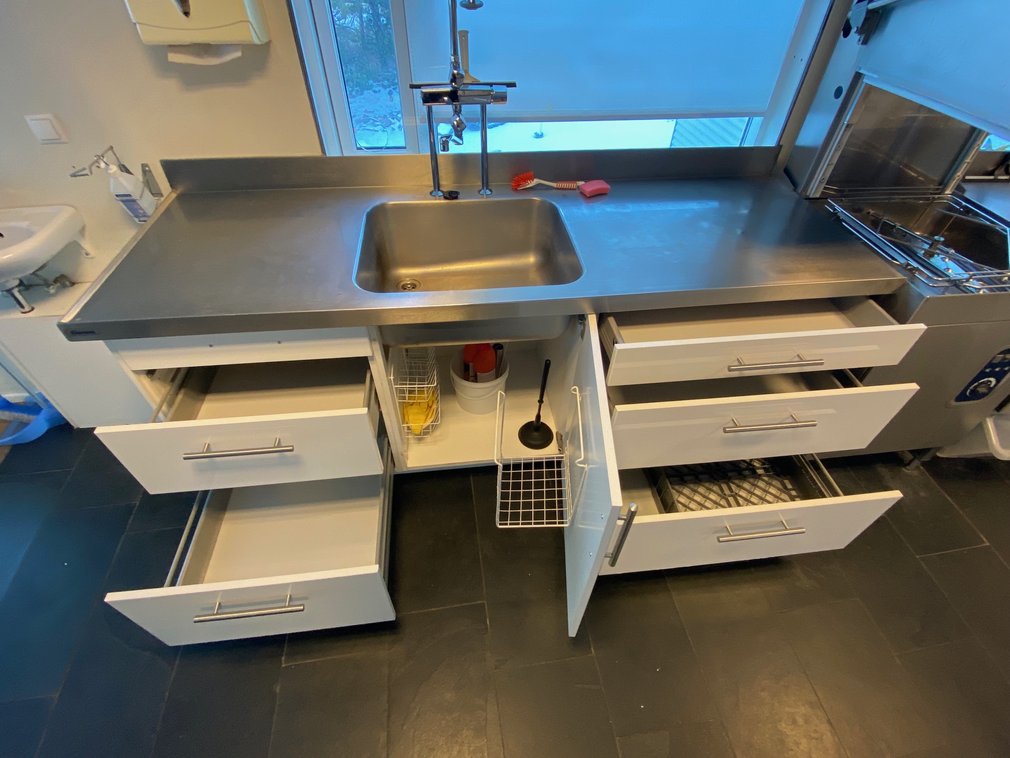 SELT / SOLD - Vandaður stálvaskur með blöndunartæki, B208 4