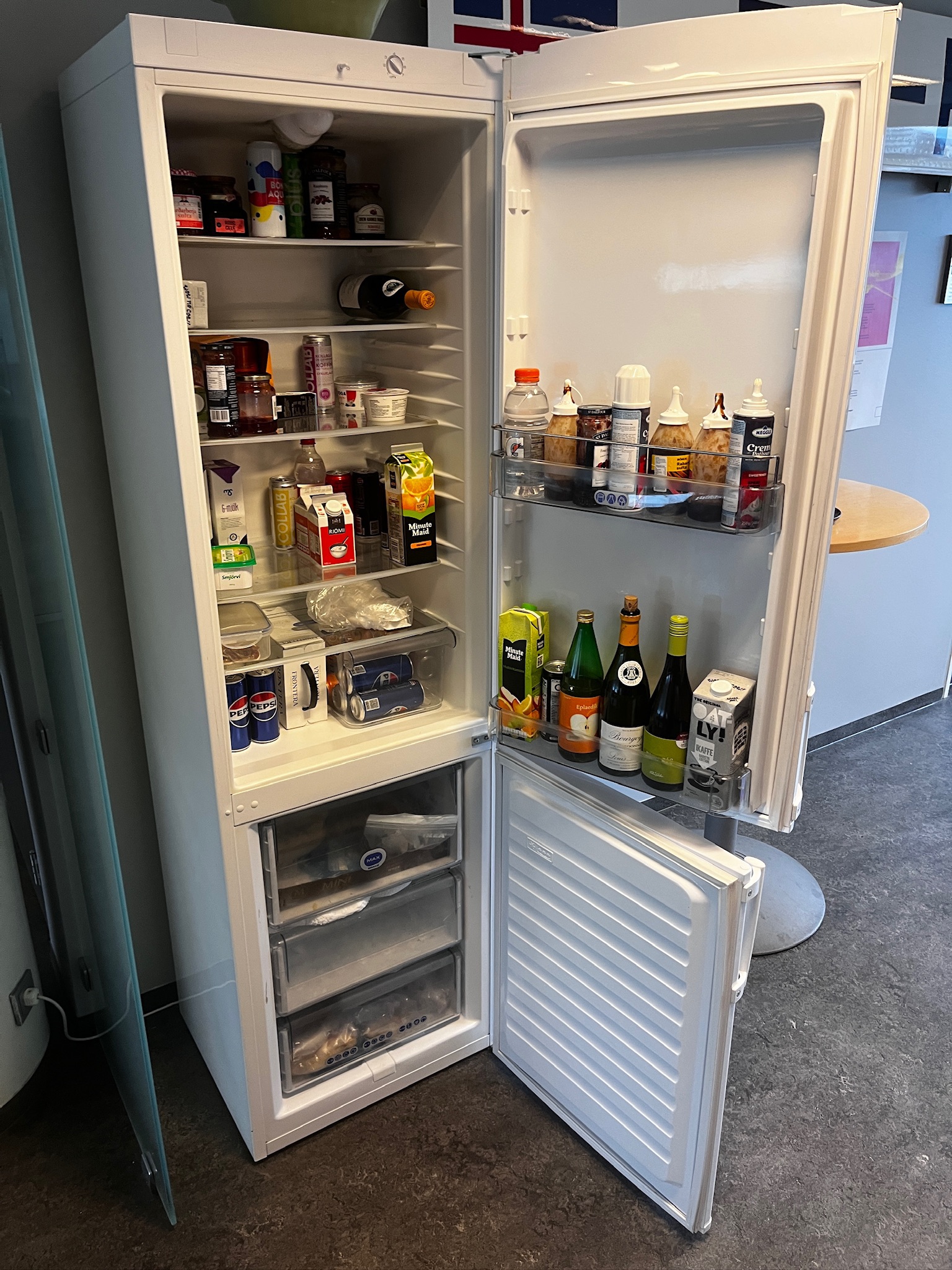 SELT / SOLD Whirlpool kæliskápur með frysti 2