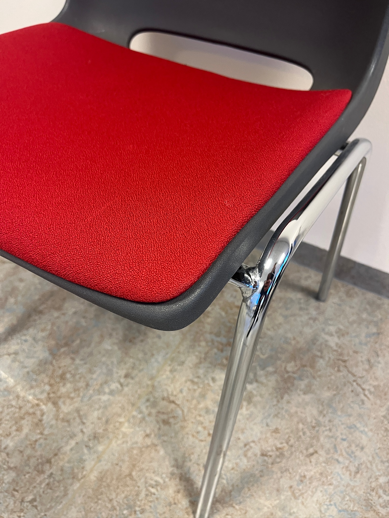 SELT / SOLD Sterkbyggðir fundarstólar með tausetu - staflanlegir 4
