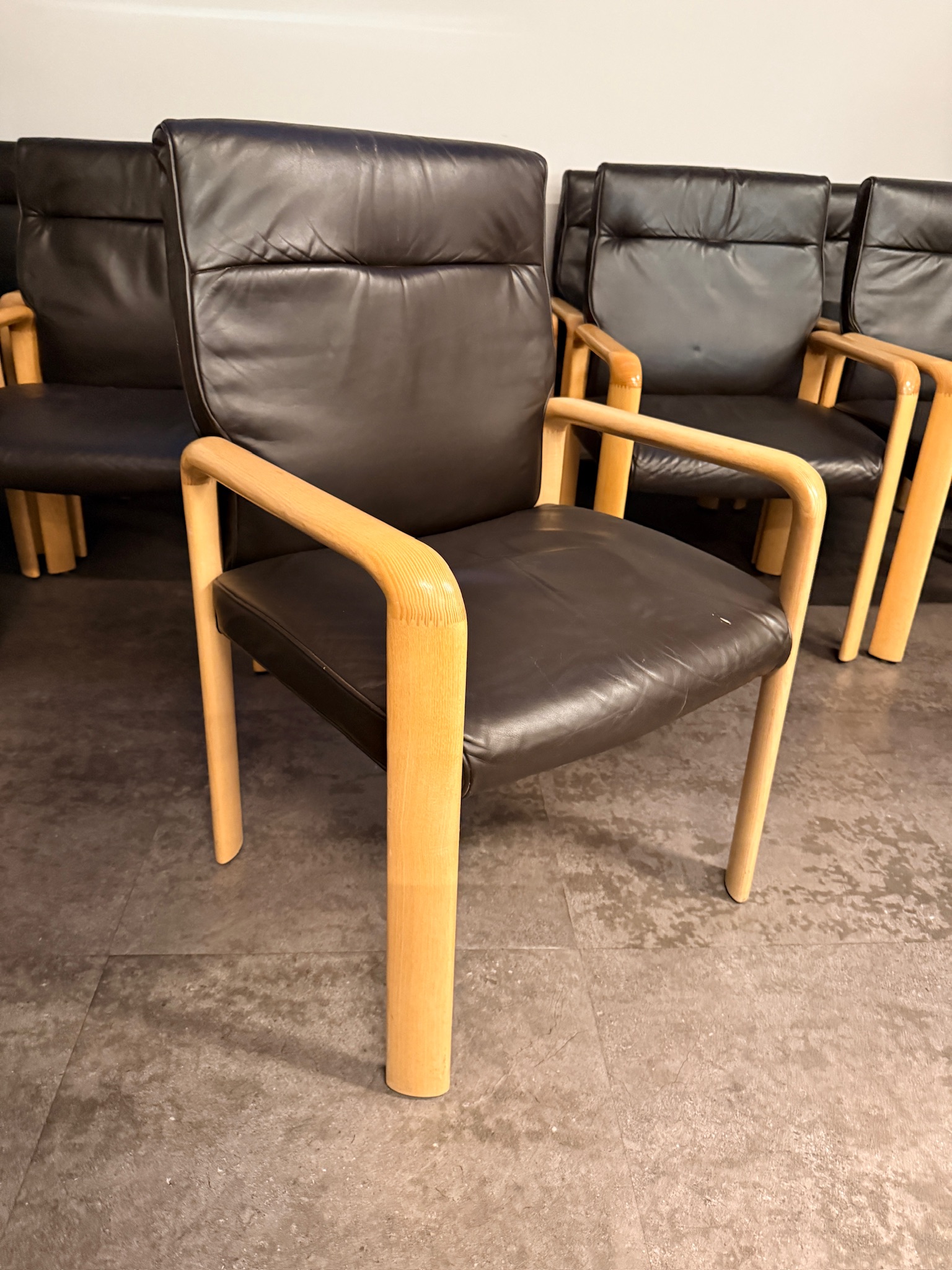 SELT / SOLD Viðarstóll með leður áklæði (12 stk.)