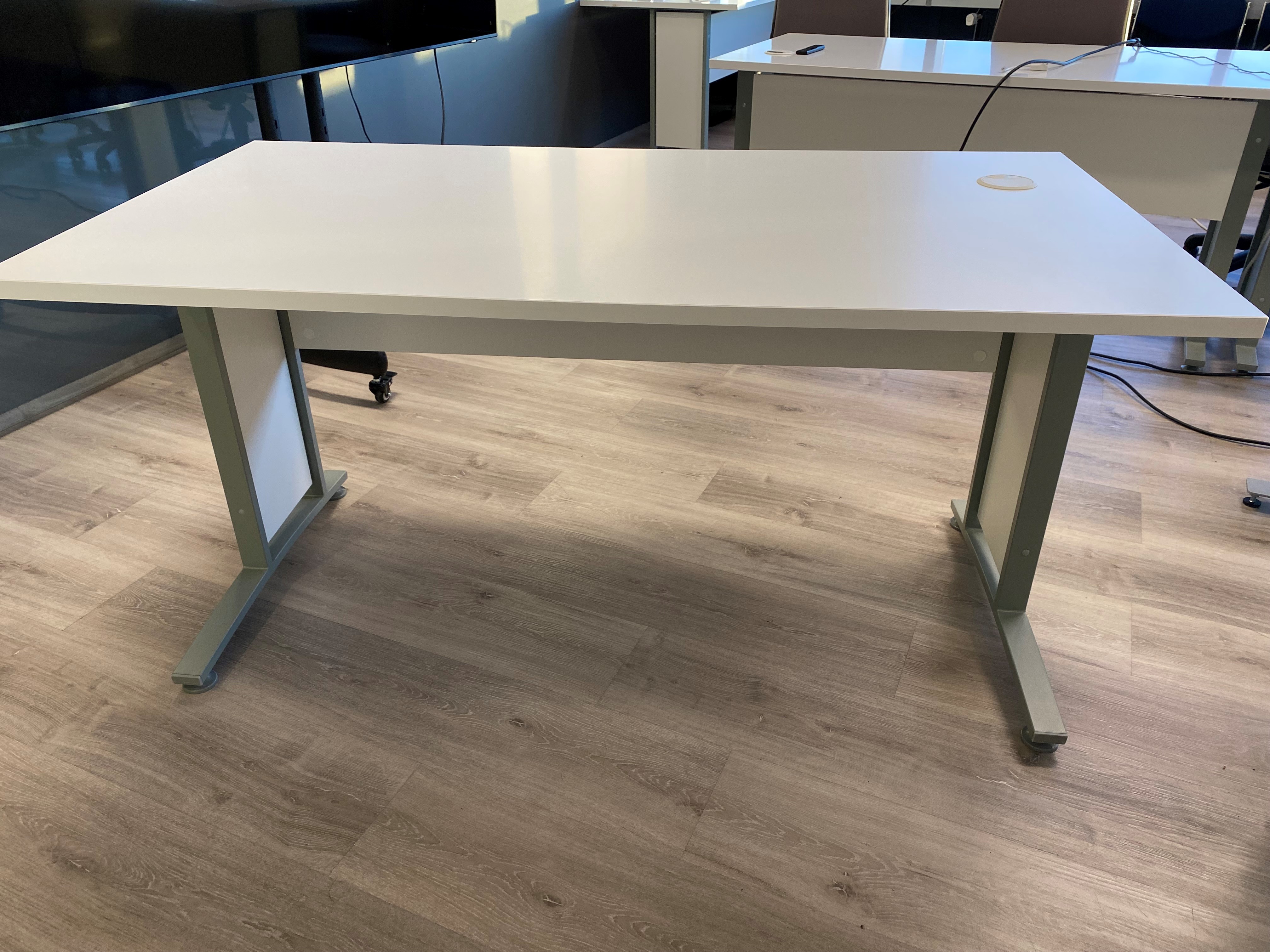 SELT / SOLD Flott skrifborð 5 stk 2