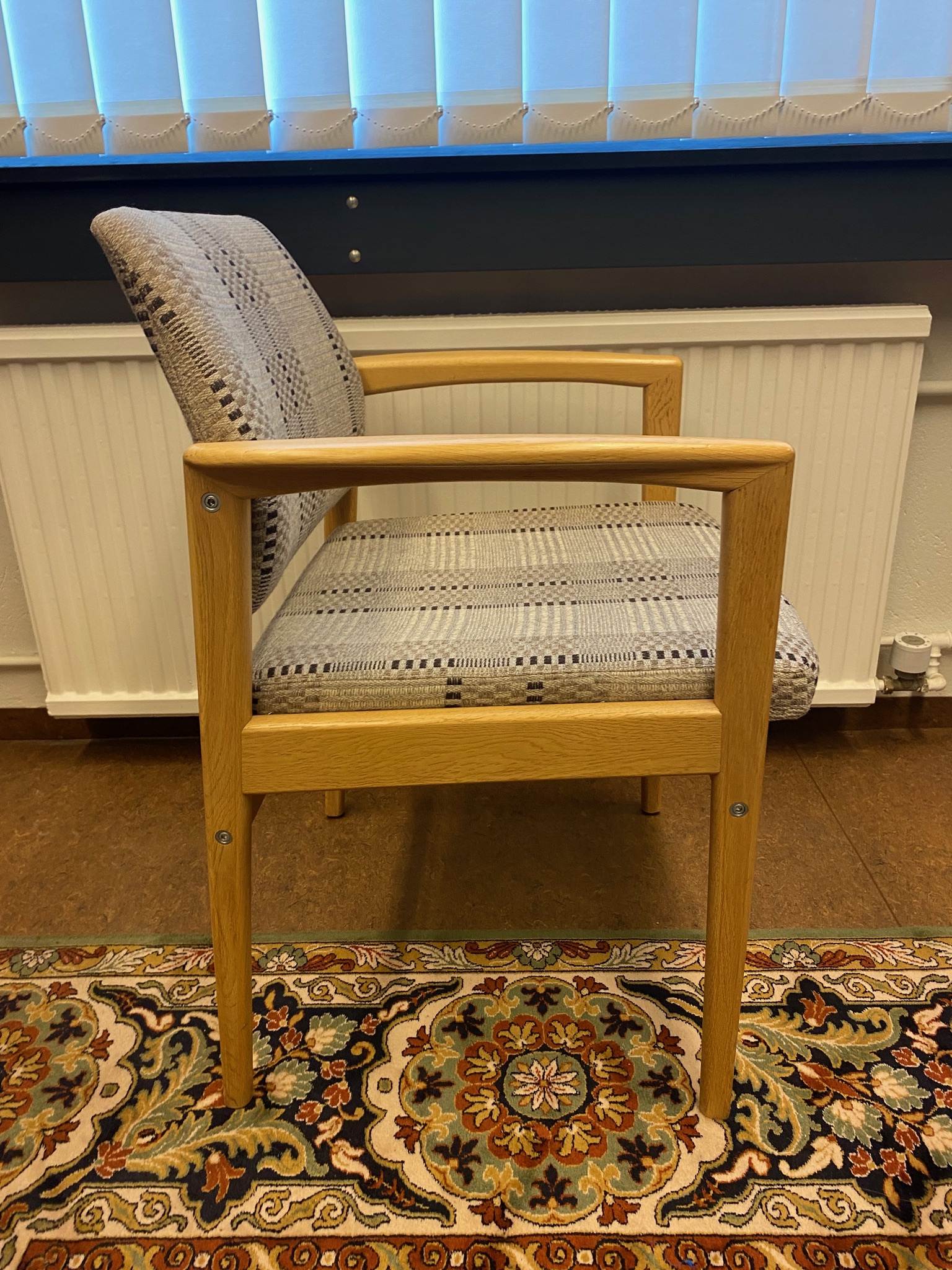 SELT / SOLD Handsmíðaðir viðarstólar með tausetu frá KS húsgögn 2