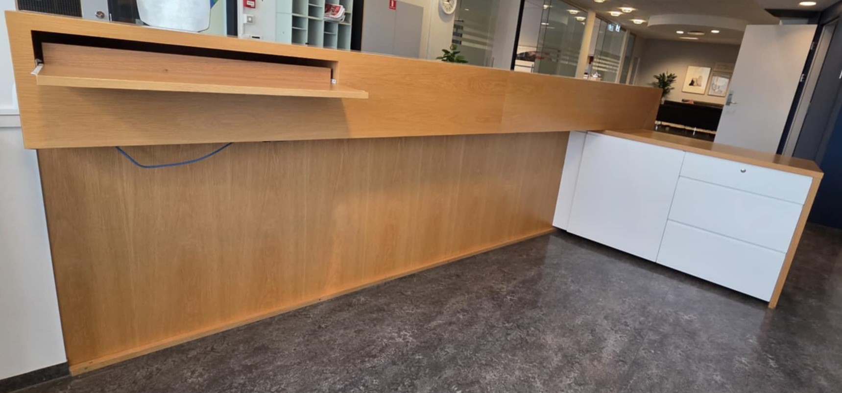 SELT / SOLD Móttökuborð með ledlýsingu, sérsmíði - tvær starfsstöðvar 9