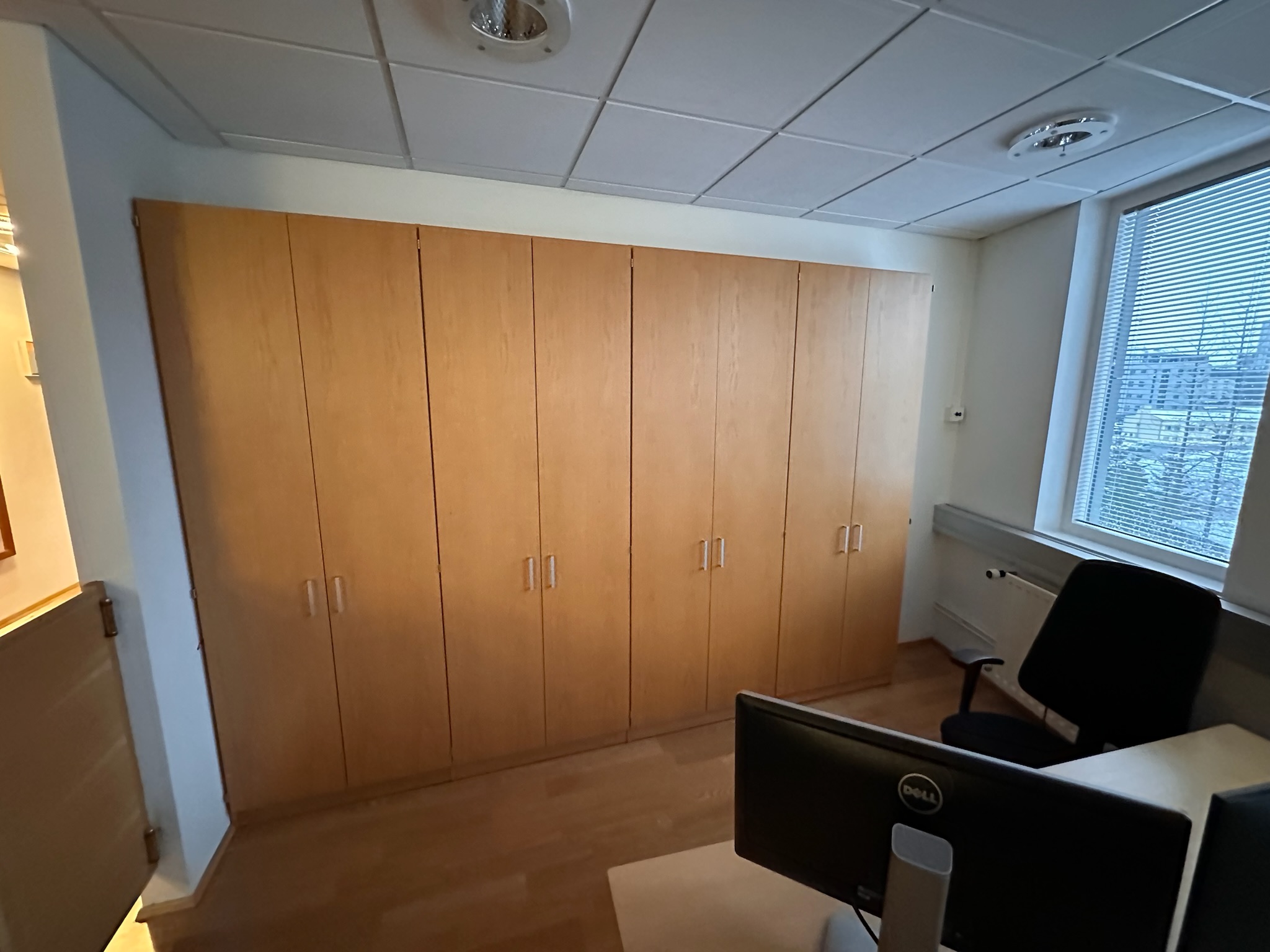 SELT / SOLD Eikar skápainnrétting, H222 x B320 sm. 2