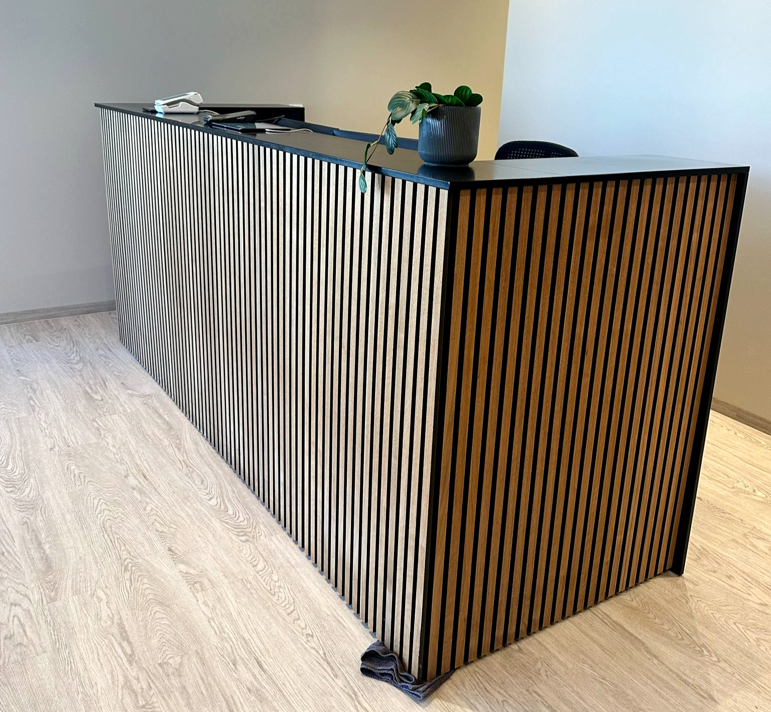SELT / SOLD Afgreiðsluborð L: 270 cm D: 92 cm H: 116 cm 2