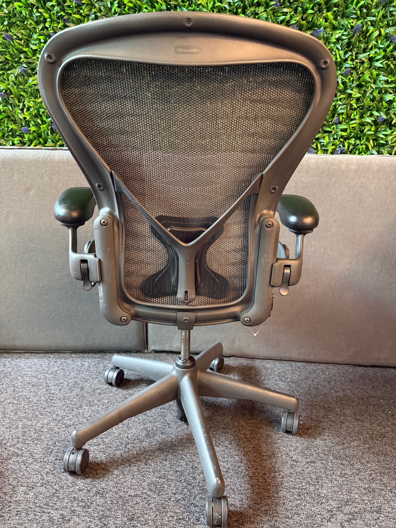 SELT / SOLD - Herman Miller Aeron með séráklæði, B stærð 5