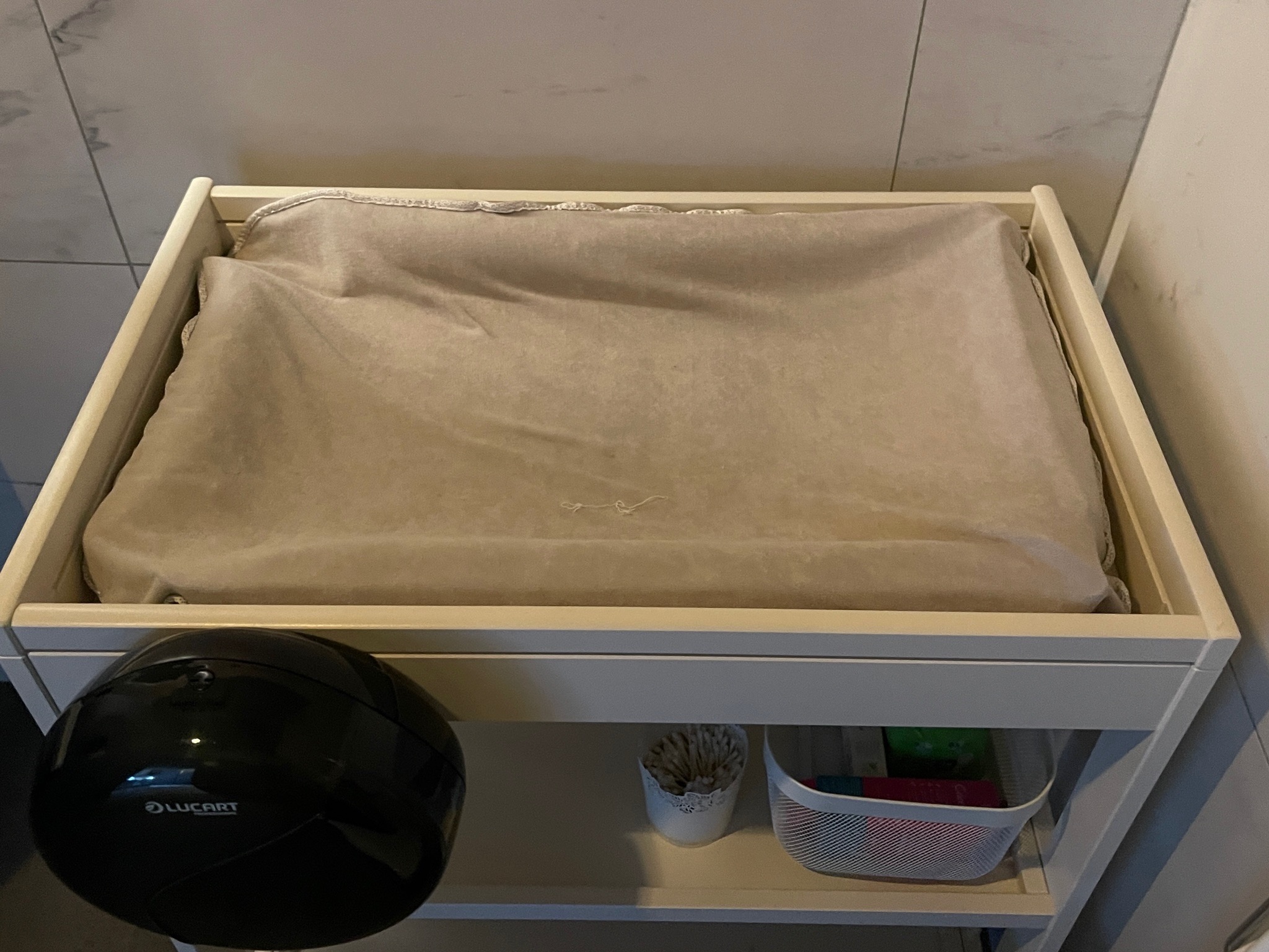 SELT / SOLD Skiptiborð, D92 x B52,5 x H95 sm. 2