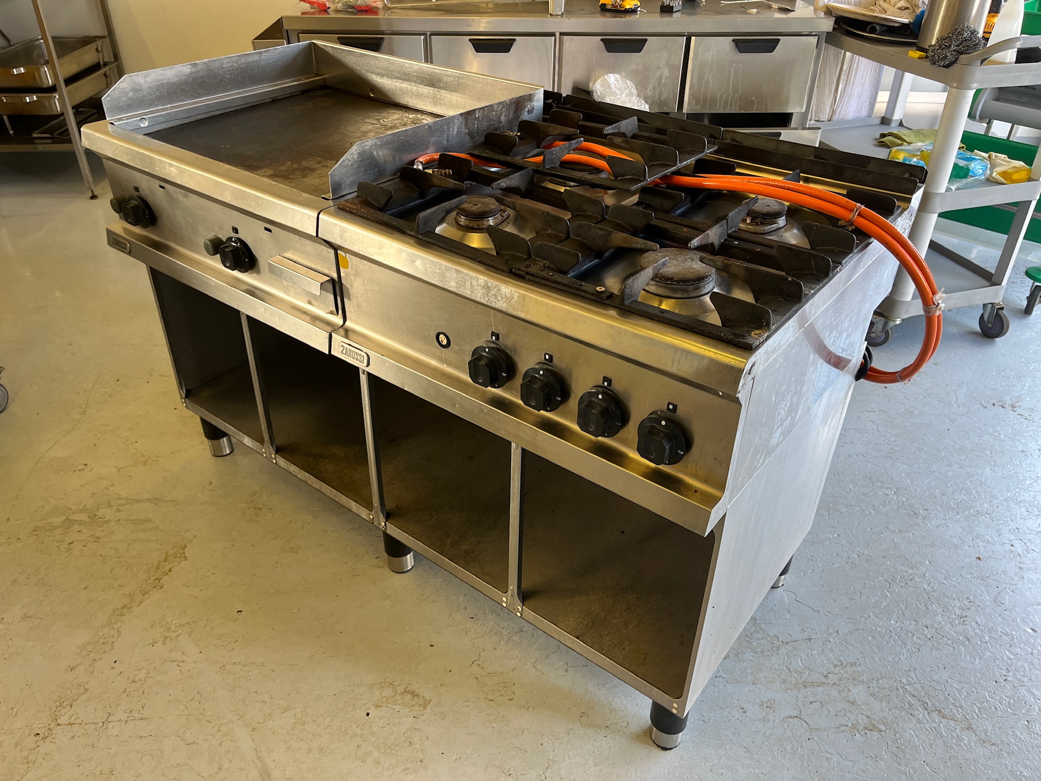 SELT /SOLDZanussi gas eldavél og steikingarpanna, B141 x D70 x H85 sm.