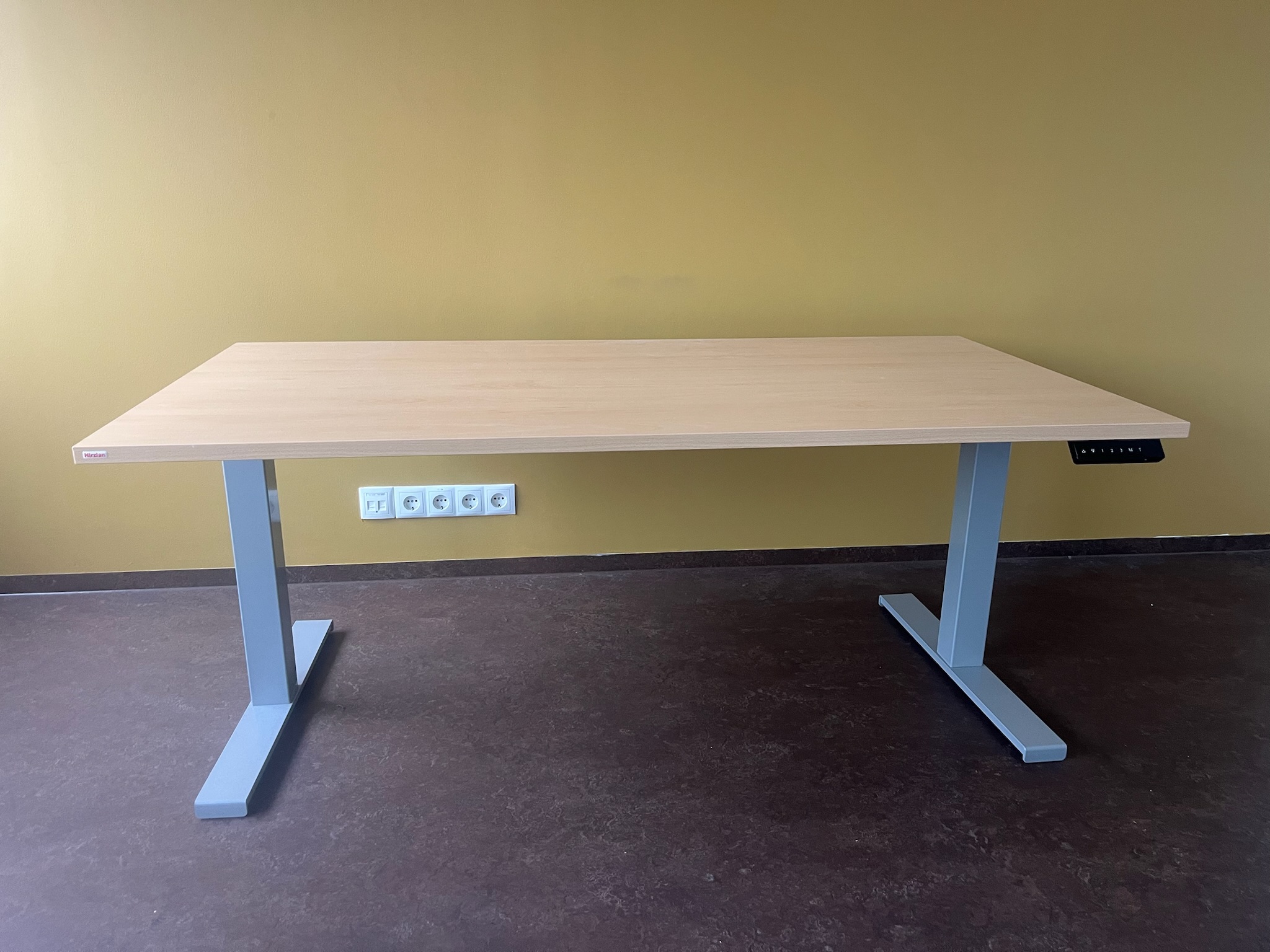 SELT / SOLD NowyStyl rafmagnsborð með minnisstillingu frá Hirzlunni, B160xD80sm. 2