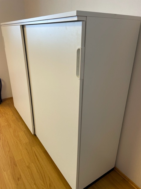 SELT / SOLD - IKEA skenkur með rennihurðum og læsingu (4 stk.) 5