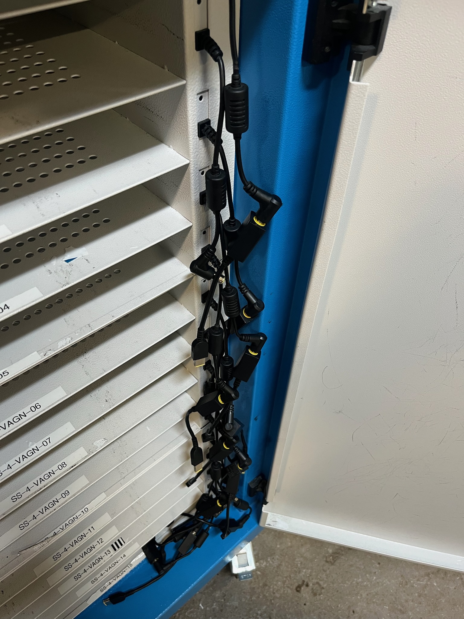 SELT / SOLD SmartLine hleðsluskápur 4