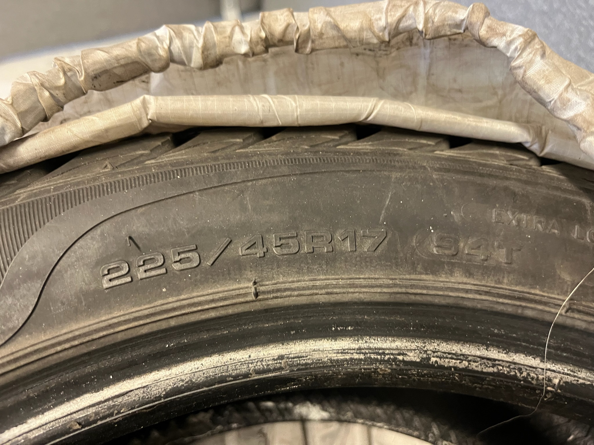 SELT / SOLD Eskimo Stud nagladekk 225/45 R17 94T 4