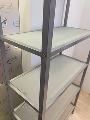 SELT / SOLD Hillueining með gler hillum 4