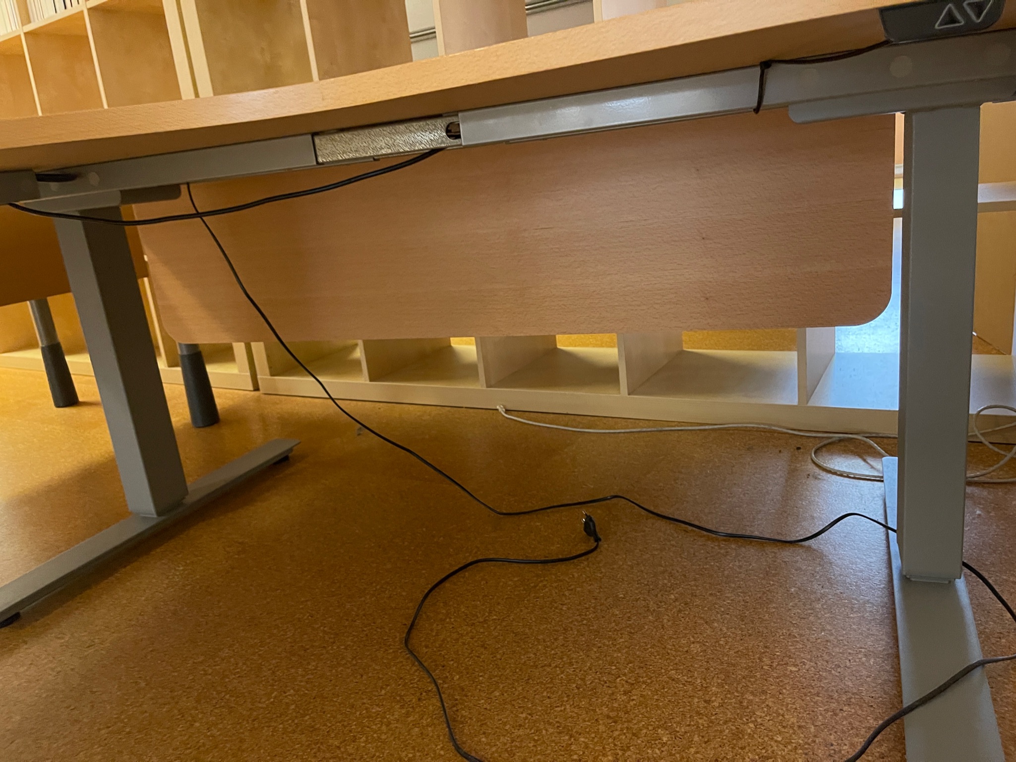 Selt/Endurnýtt-Rafmagns hornskrifborð eik 200x160 Á.Guðmundsson 2