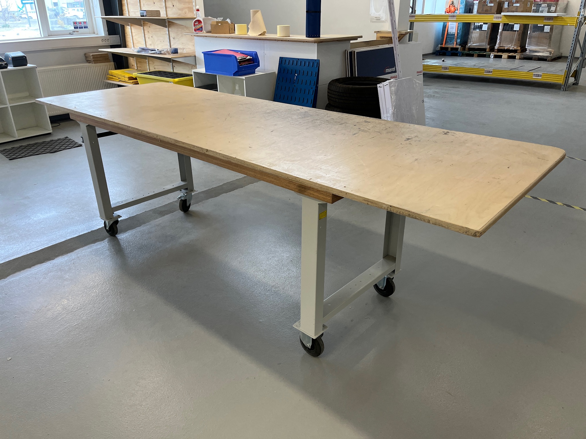 SELT / SOLD - Gegnheilt vinnuborð á hjólum, B300 x D100 x H86 sm.