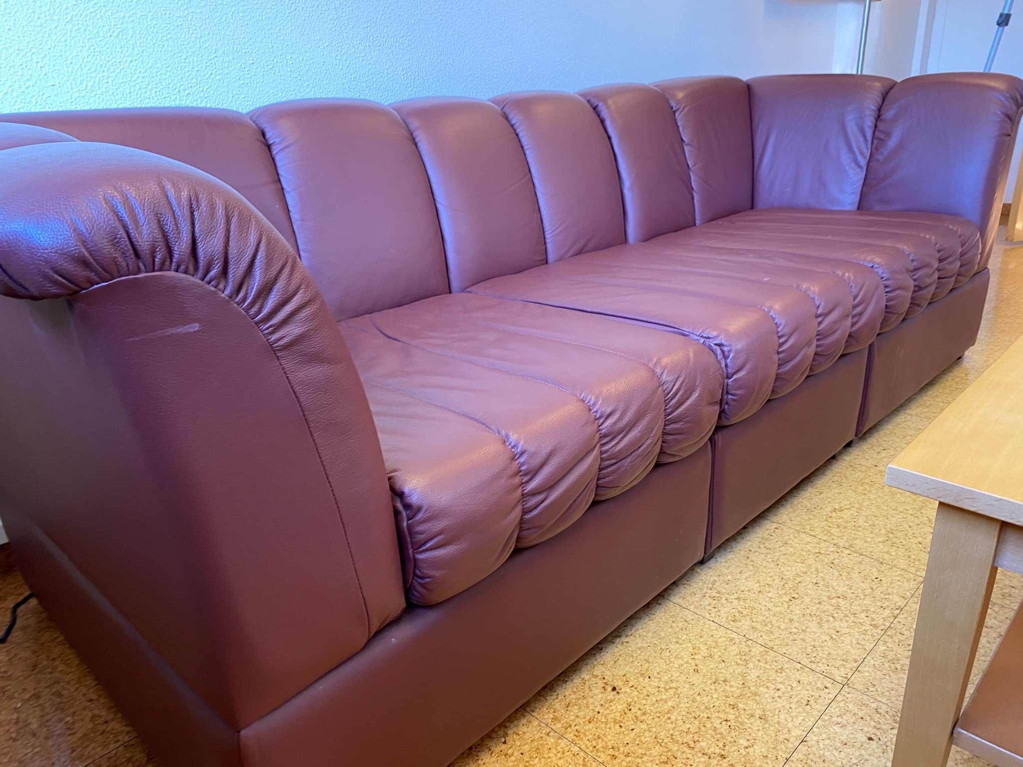 SELT / SOLD Leður sófi burgundy 3ja manna 5