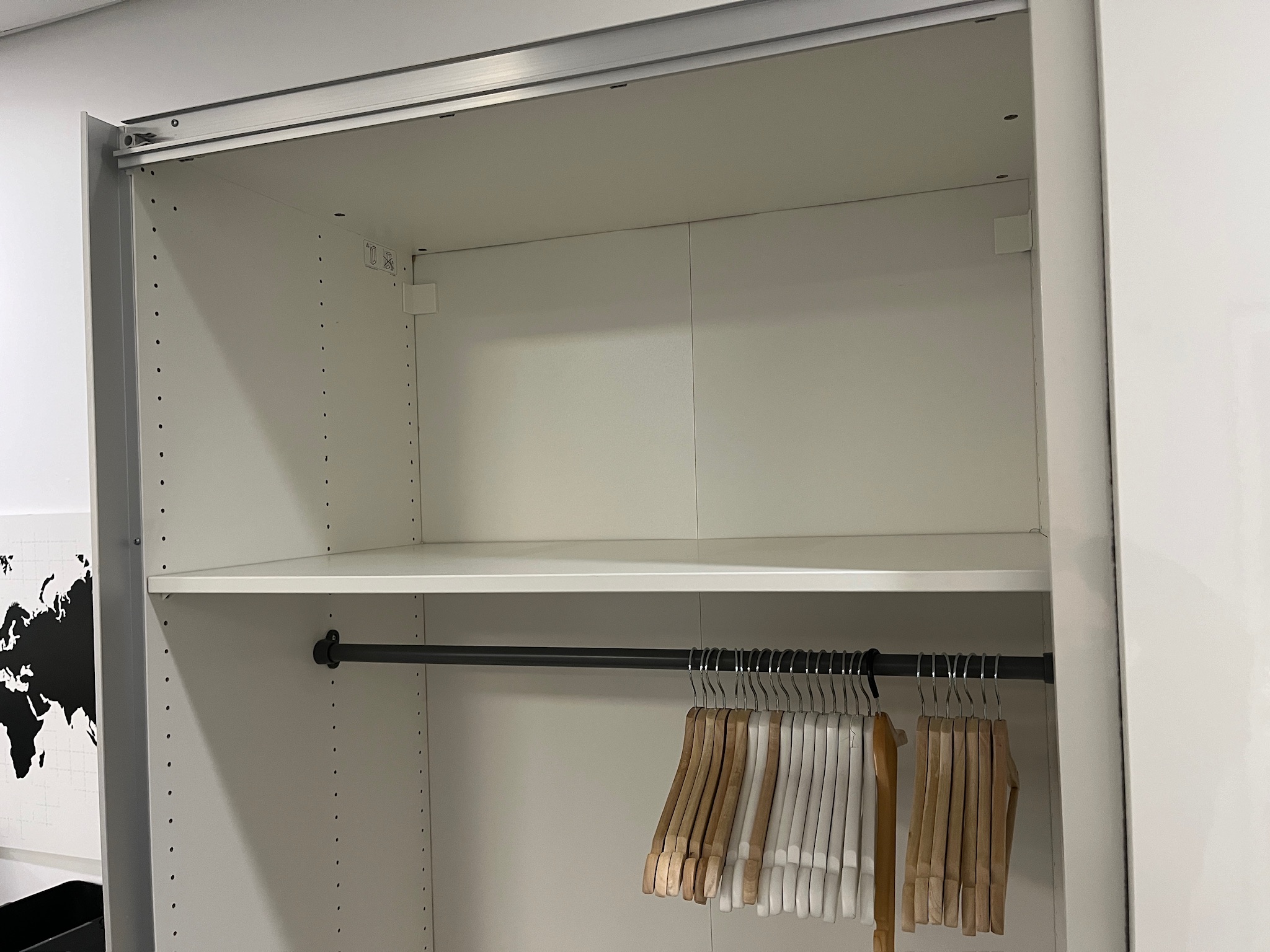SELT / SOLD IKEA fataskápur með rennihurðum, H236 x B200 x D66 sm. 5