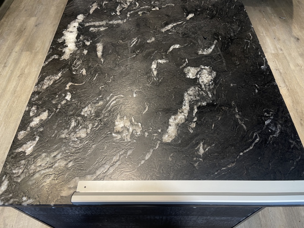 SELT / SOLD Black Cosmic Gold granítborð með leðuráferð L260 x D83 x H85 6