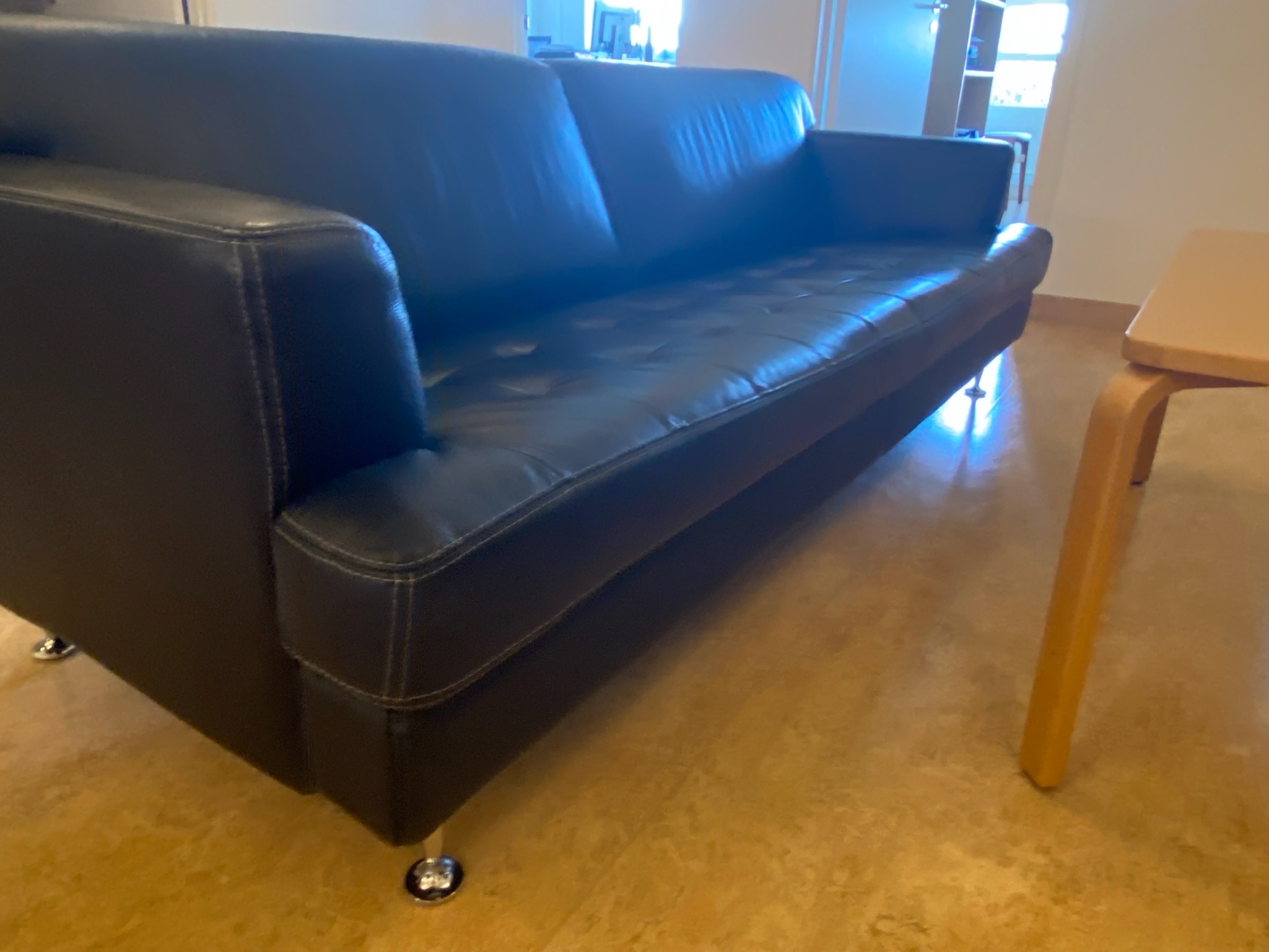 SELT / SOLD Vandaður leðursófi - B220 x D90 sm. (2 stk.) Alþingi 9