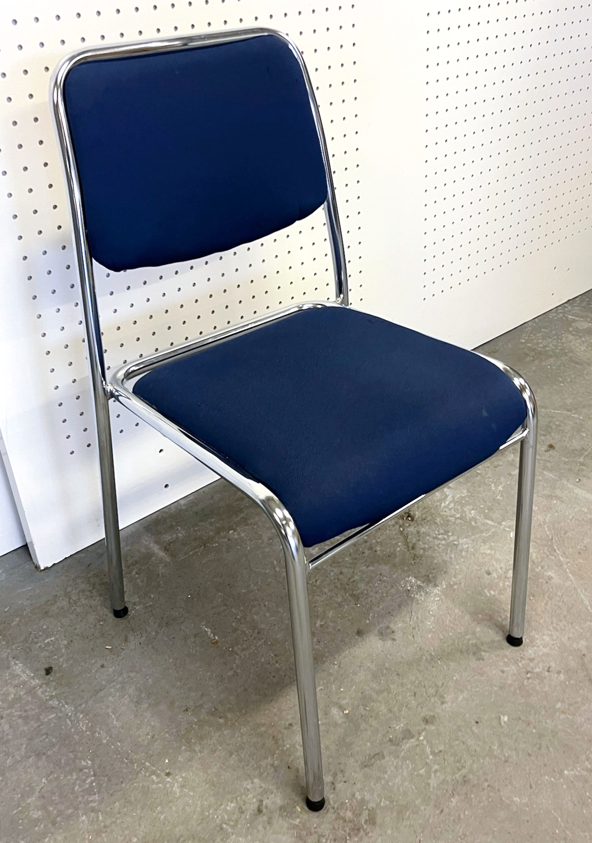 SELT / SOLD Sterkbyggðir stólar, staflanlegir (10 stk.)