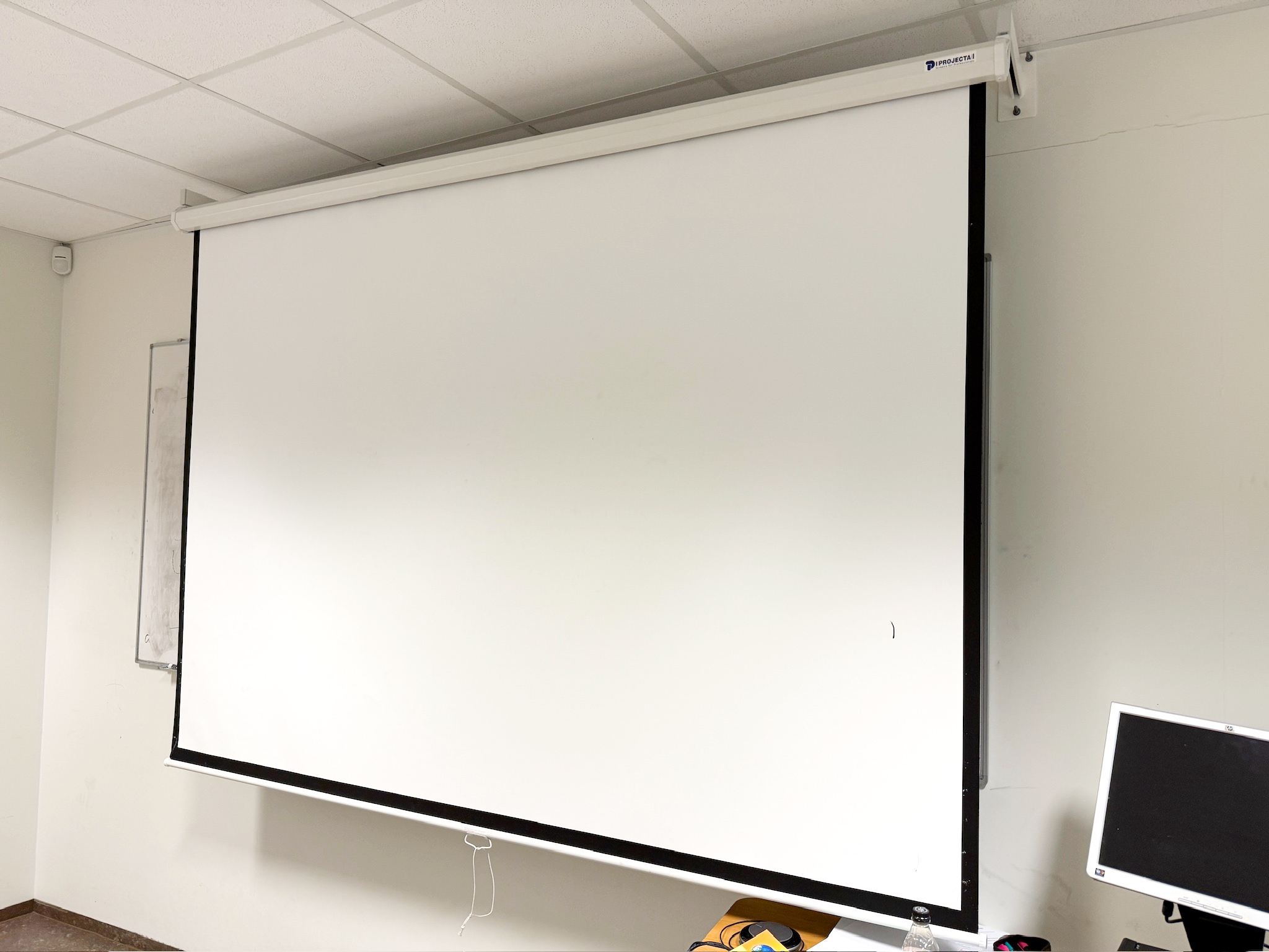 SELT / SOLD Projecta sýningartjald með veggfestingu frá Ofar, B245xH180sm.