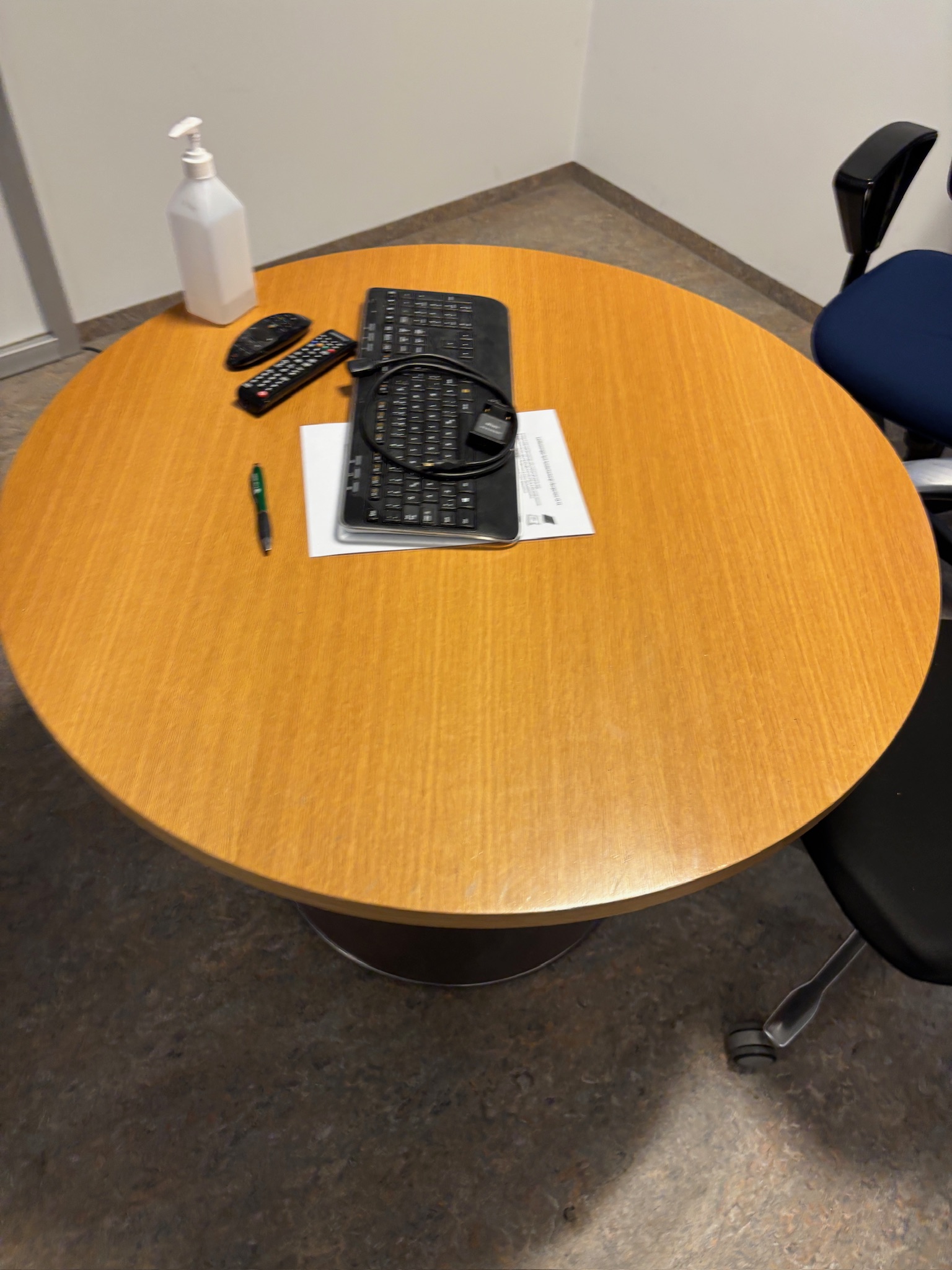 SELT / SOLD Hringborð, Ø100xH74sm. 2