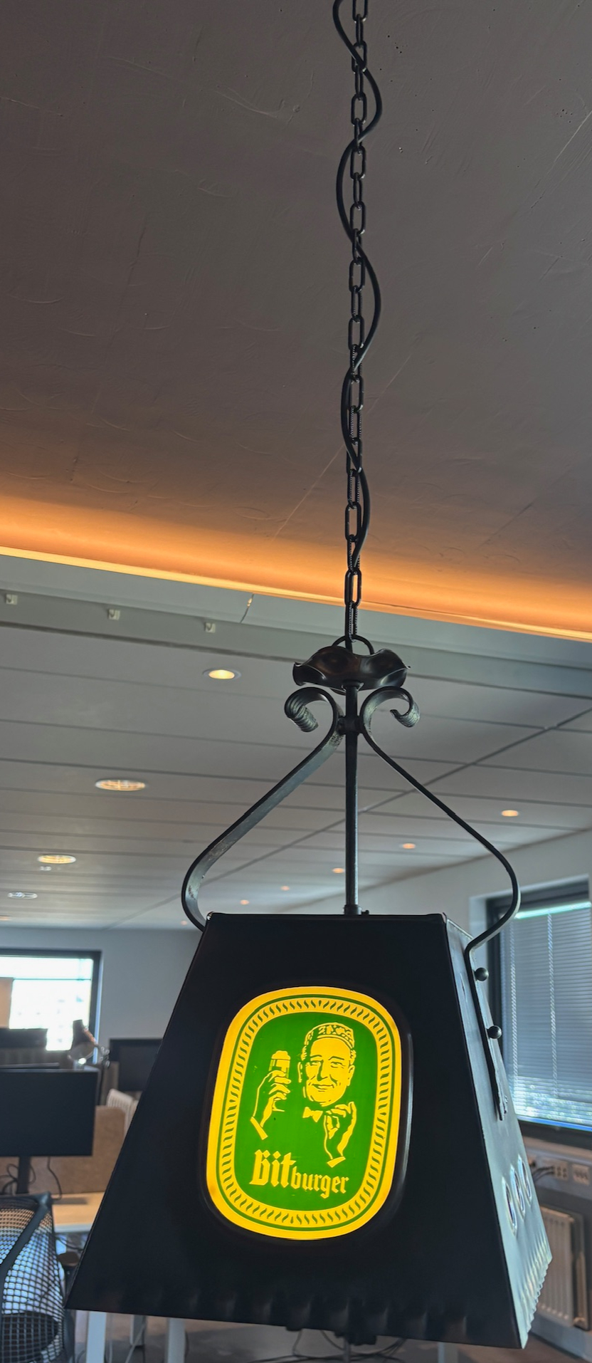 SELT / SOLD Dynamic poolborð, 9fet, kúlur, 5 kjuðar, kjuðastandur, 3 ljós 14