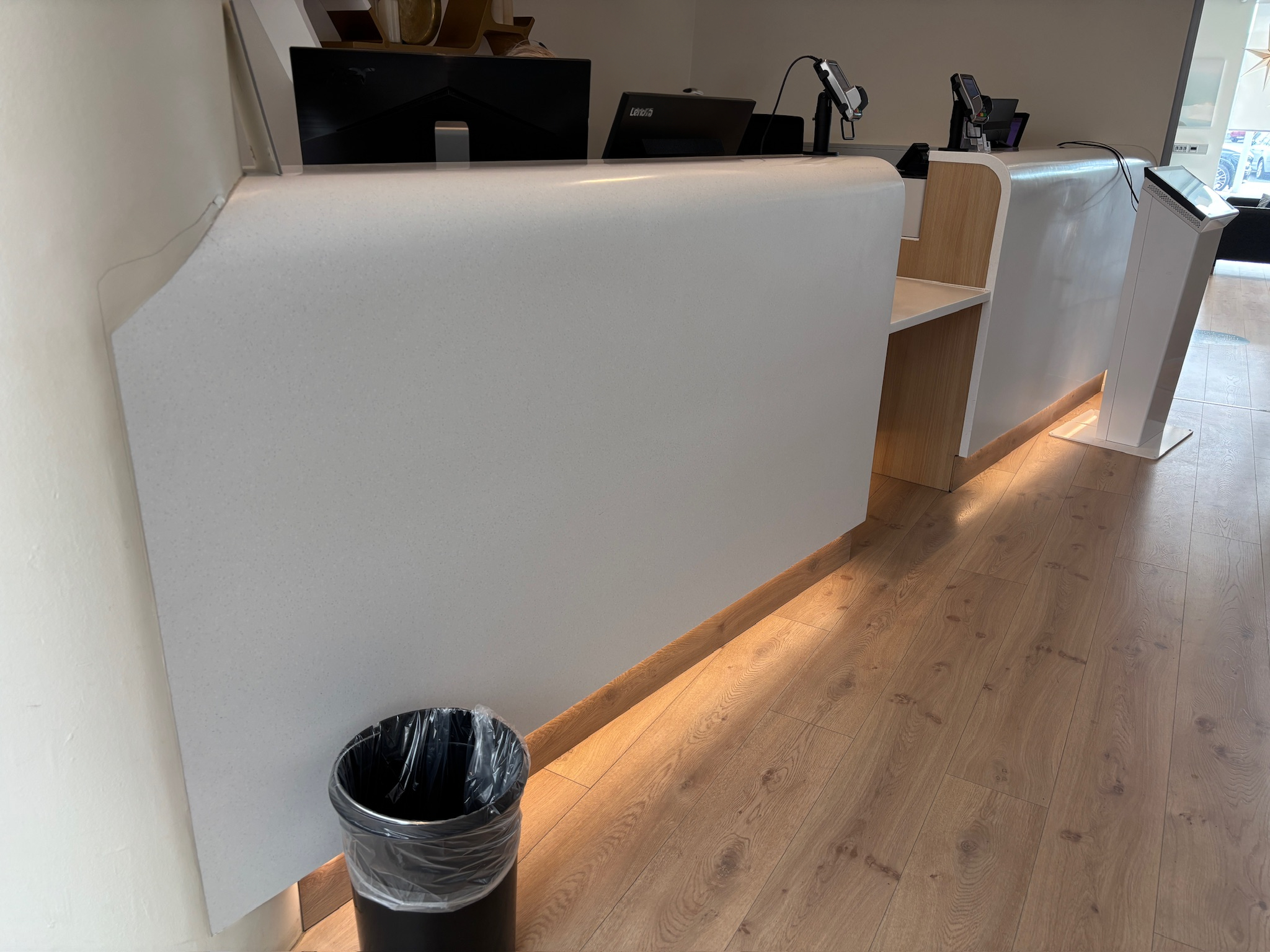 SELT / SOLD Glæsilegt móttökuborð með ledlýsingu, sérsmíði 2