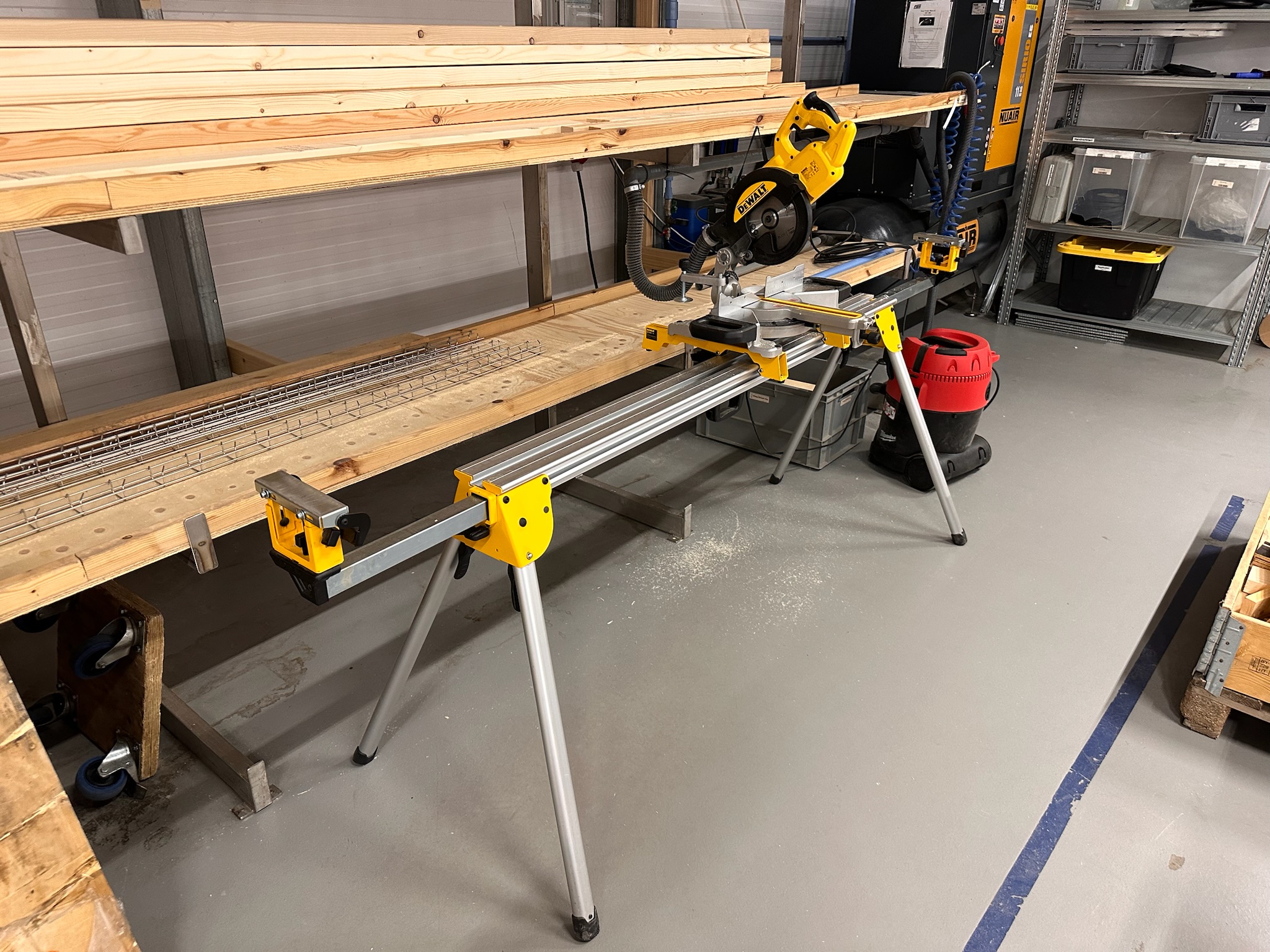SELT / SOLD - Bútsög - kúttari og undirborð DeWalt DWS774