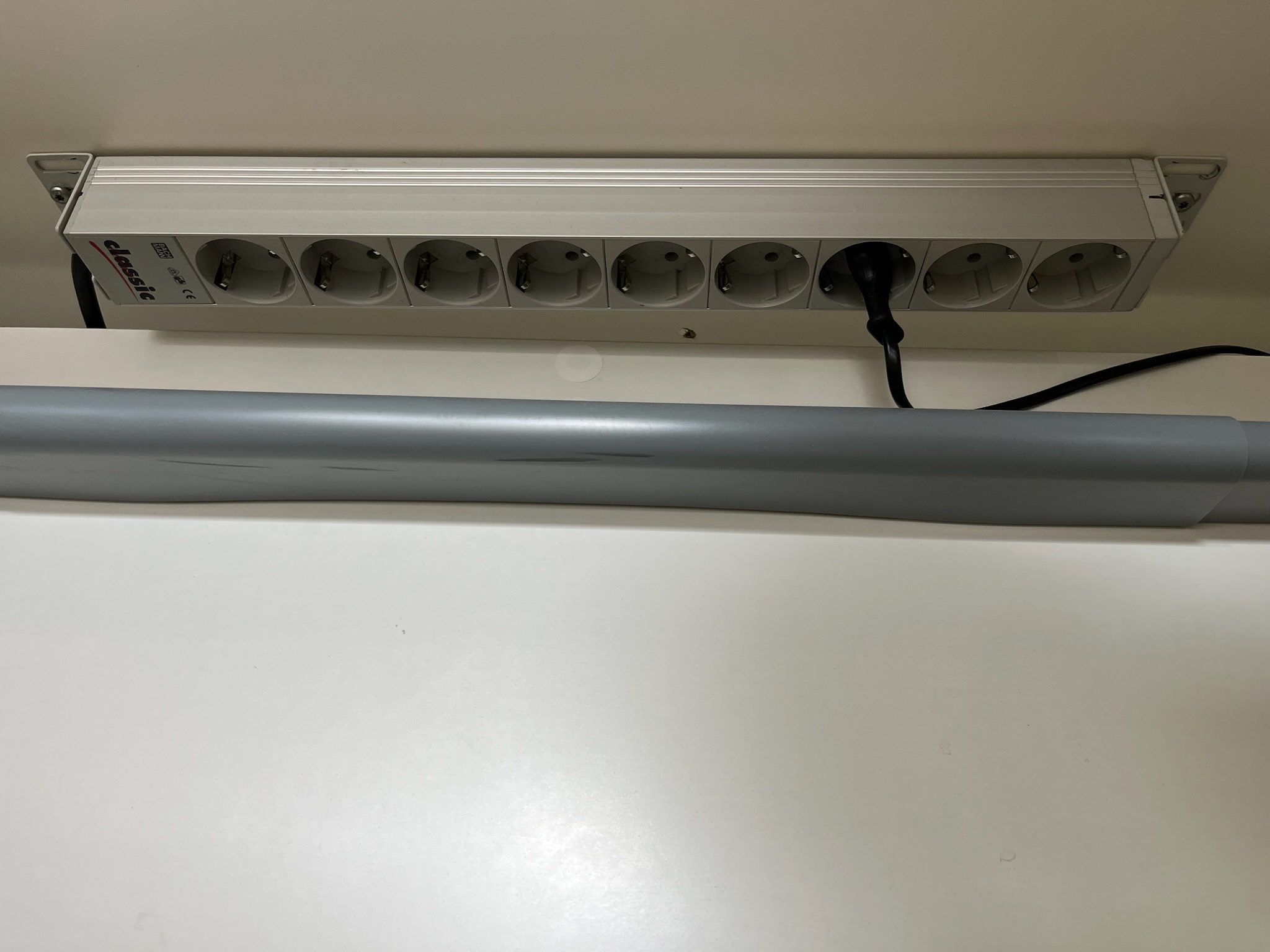 SELT / SOLD Rafmagnsborð með blygðunarspjaldi, B150xD80sm. (2 stk.) 6