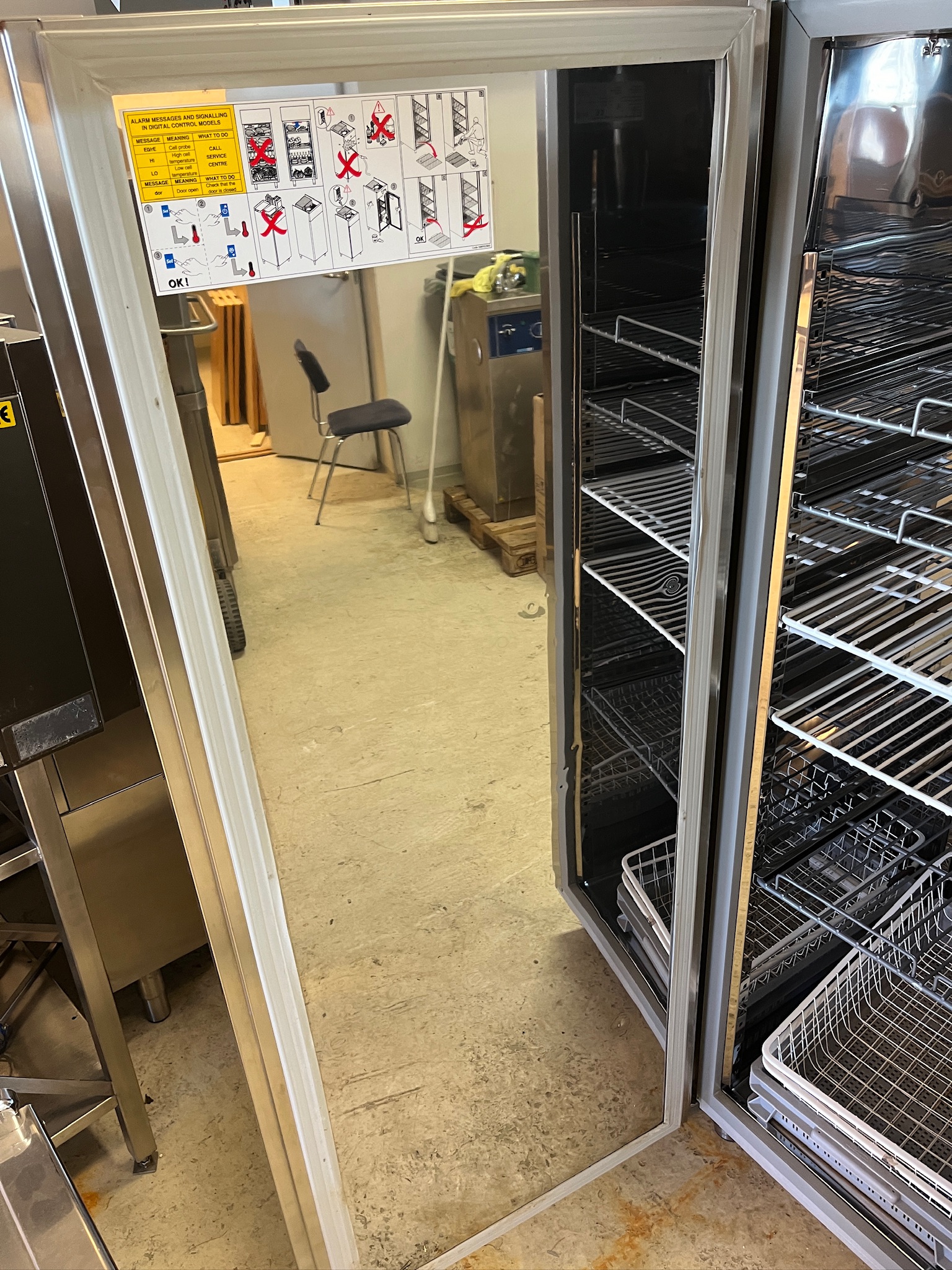 SELT / SOLD Zanussi frystiskápur, 670L, H206 x D83 x B71 sm. 8