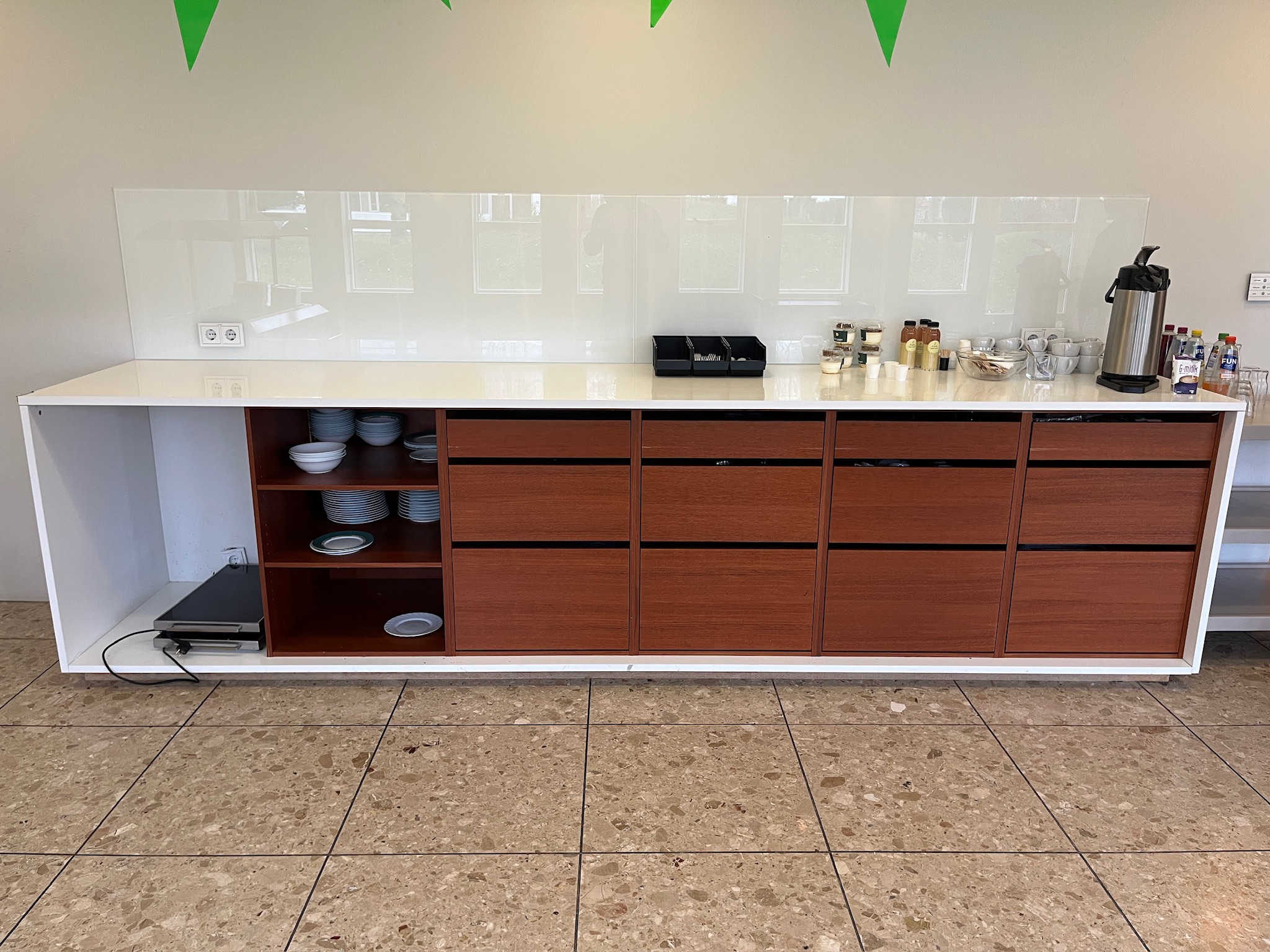 SELT / SOLD Skenkur með mikið geymslupláss 3