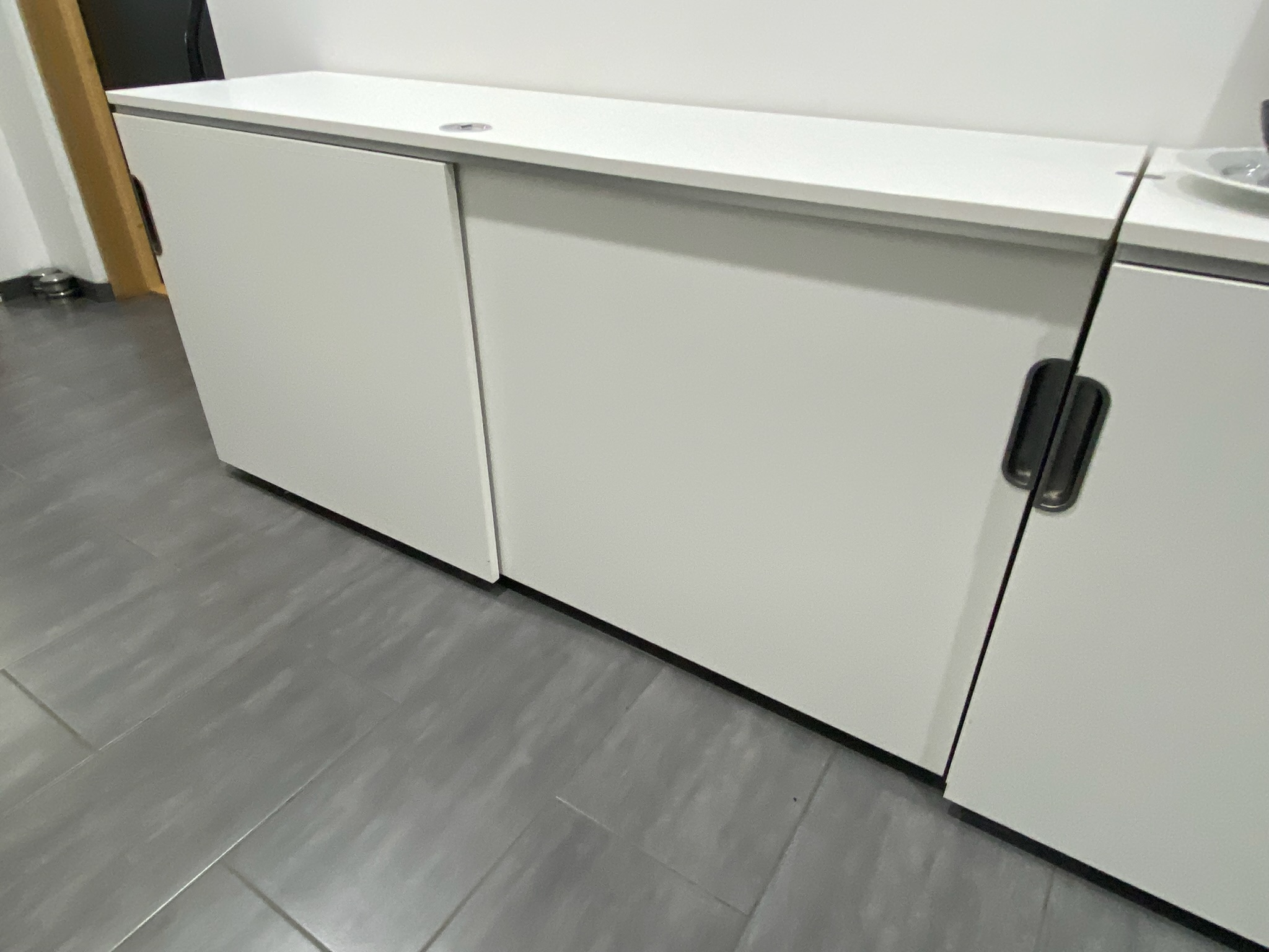 SELT / SOLD IKEA skenkur með rennihurðum og læsingu (2 stk.) 2