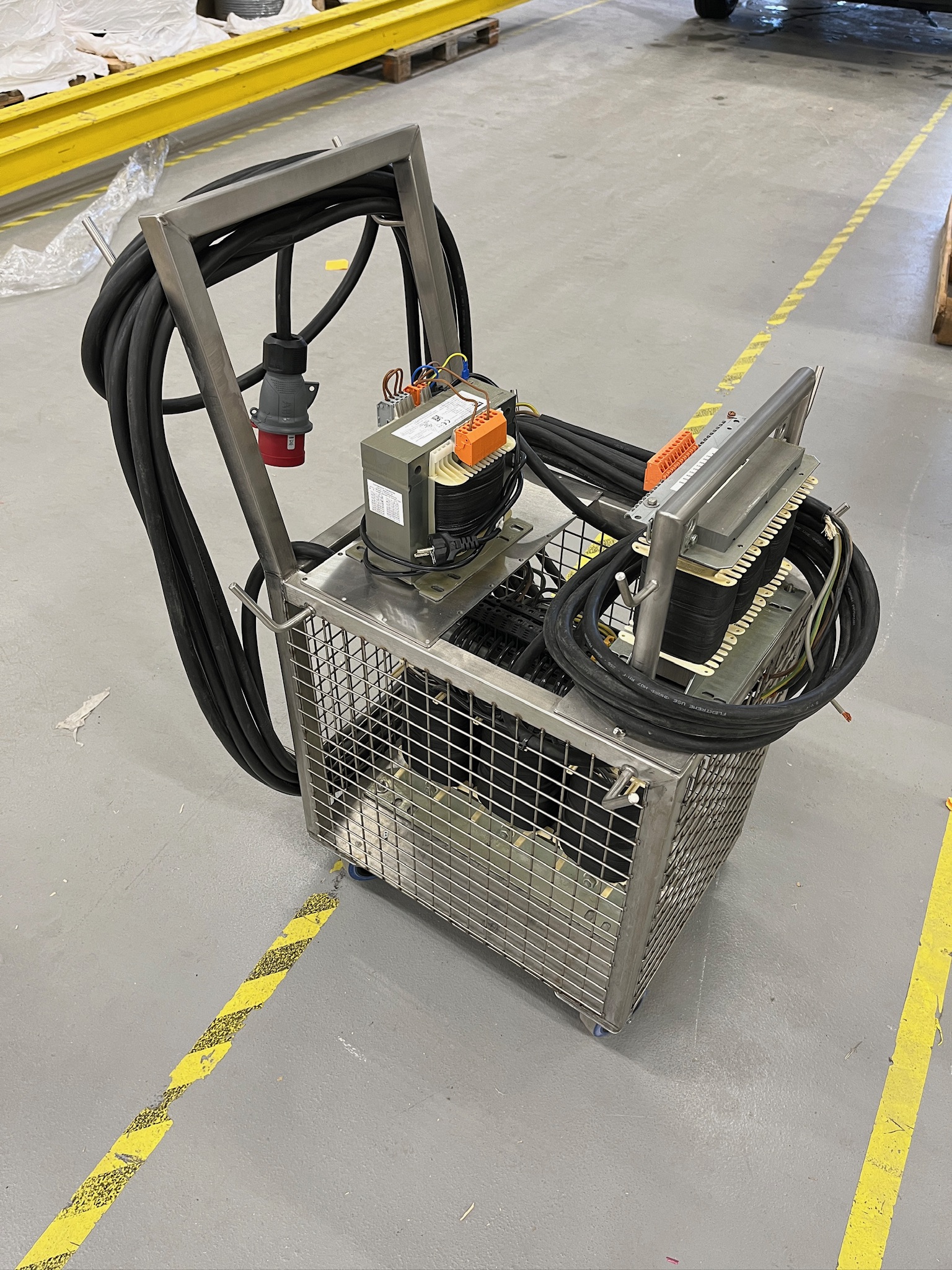 SELT / SOLD Spennubreytir - 208U - 400w